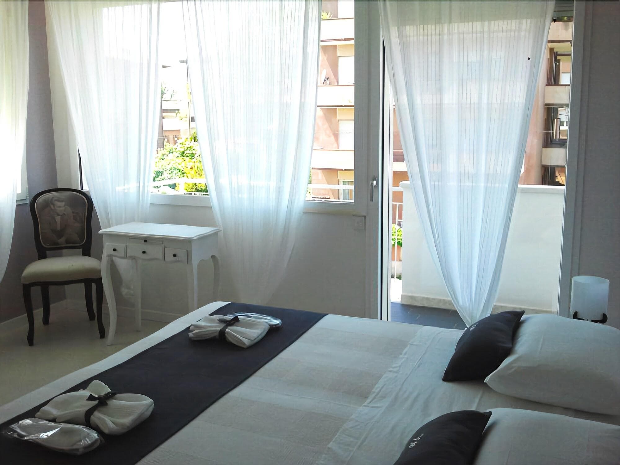 Villa Venice Movie, Room