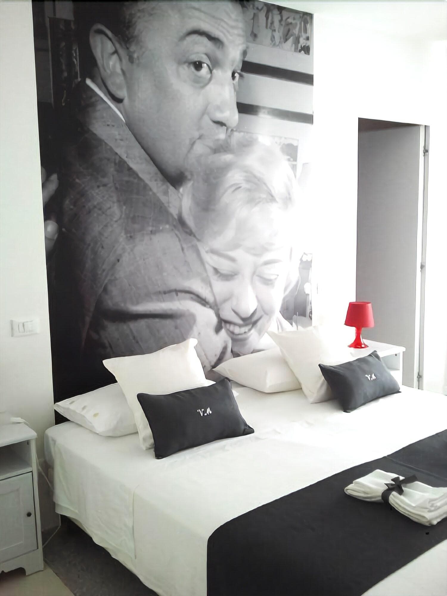 Villa Venice Movie, Room