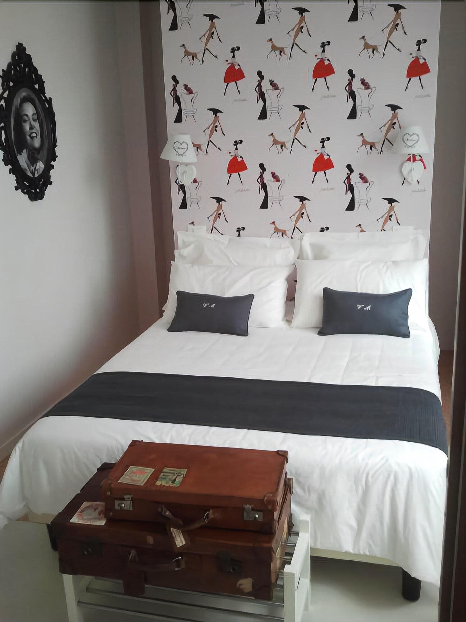 Villa Venice Movie, Room