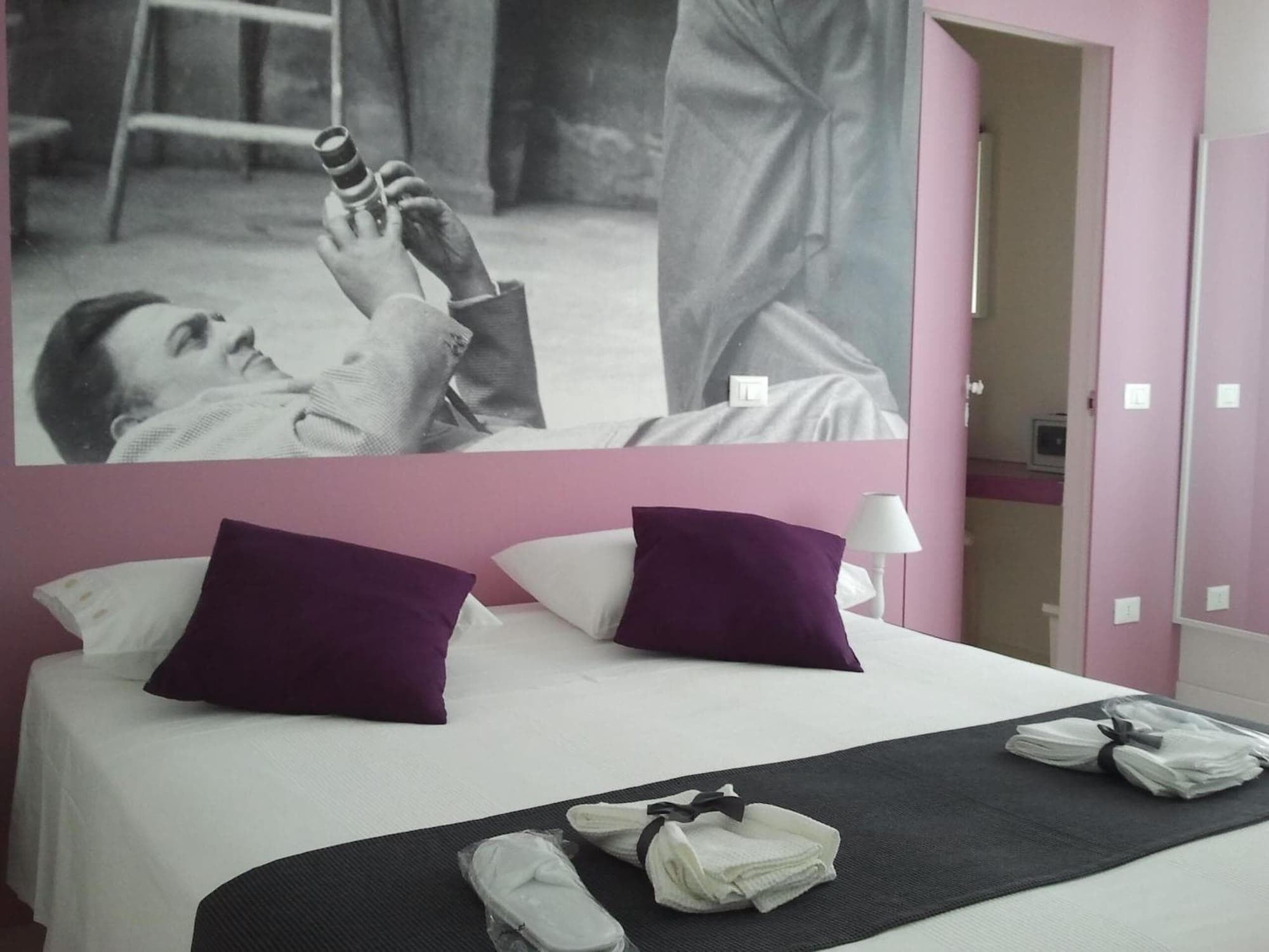 Villa Venice Movie, Room