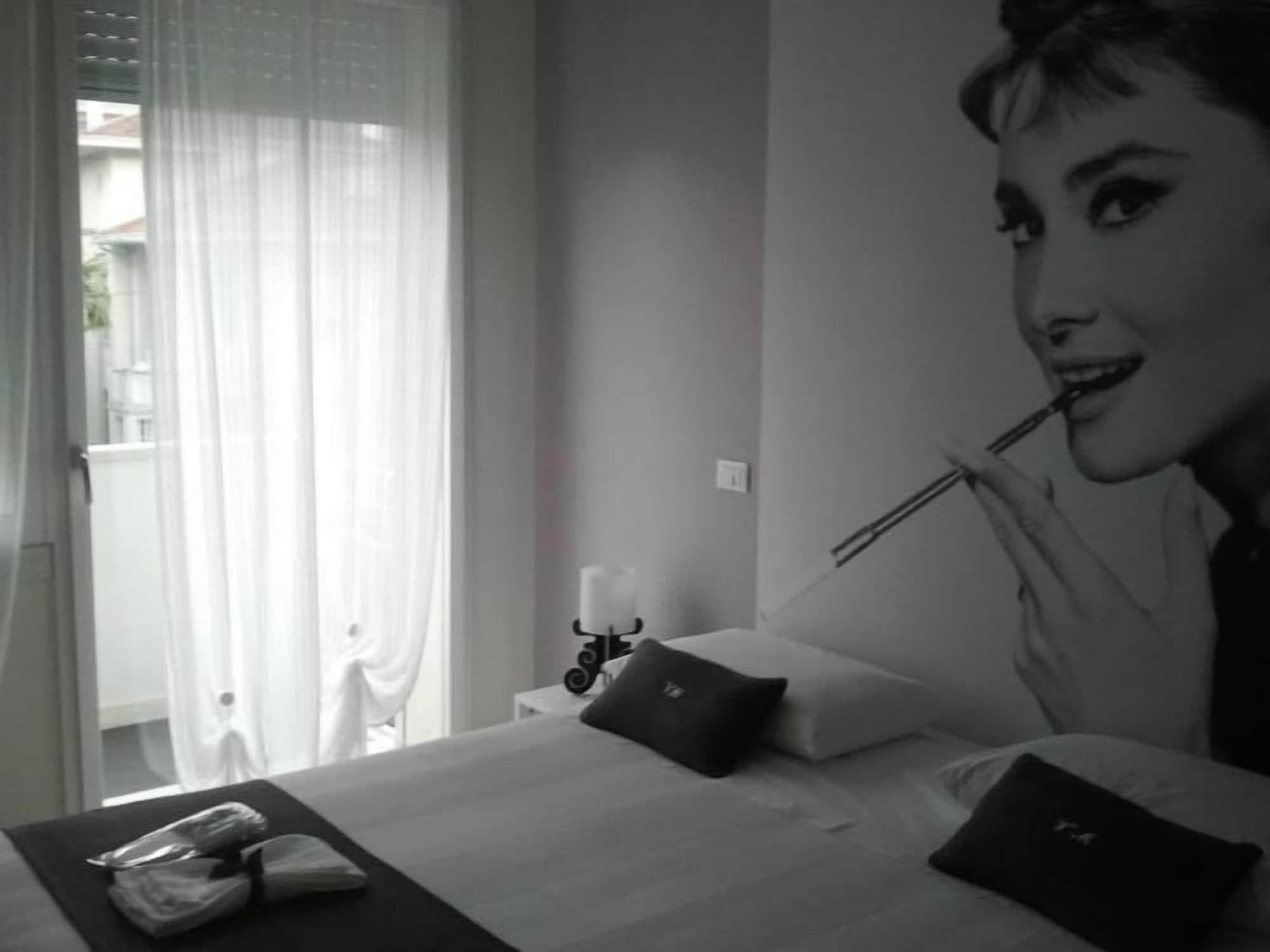 Villa Venice Movie, Room