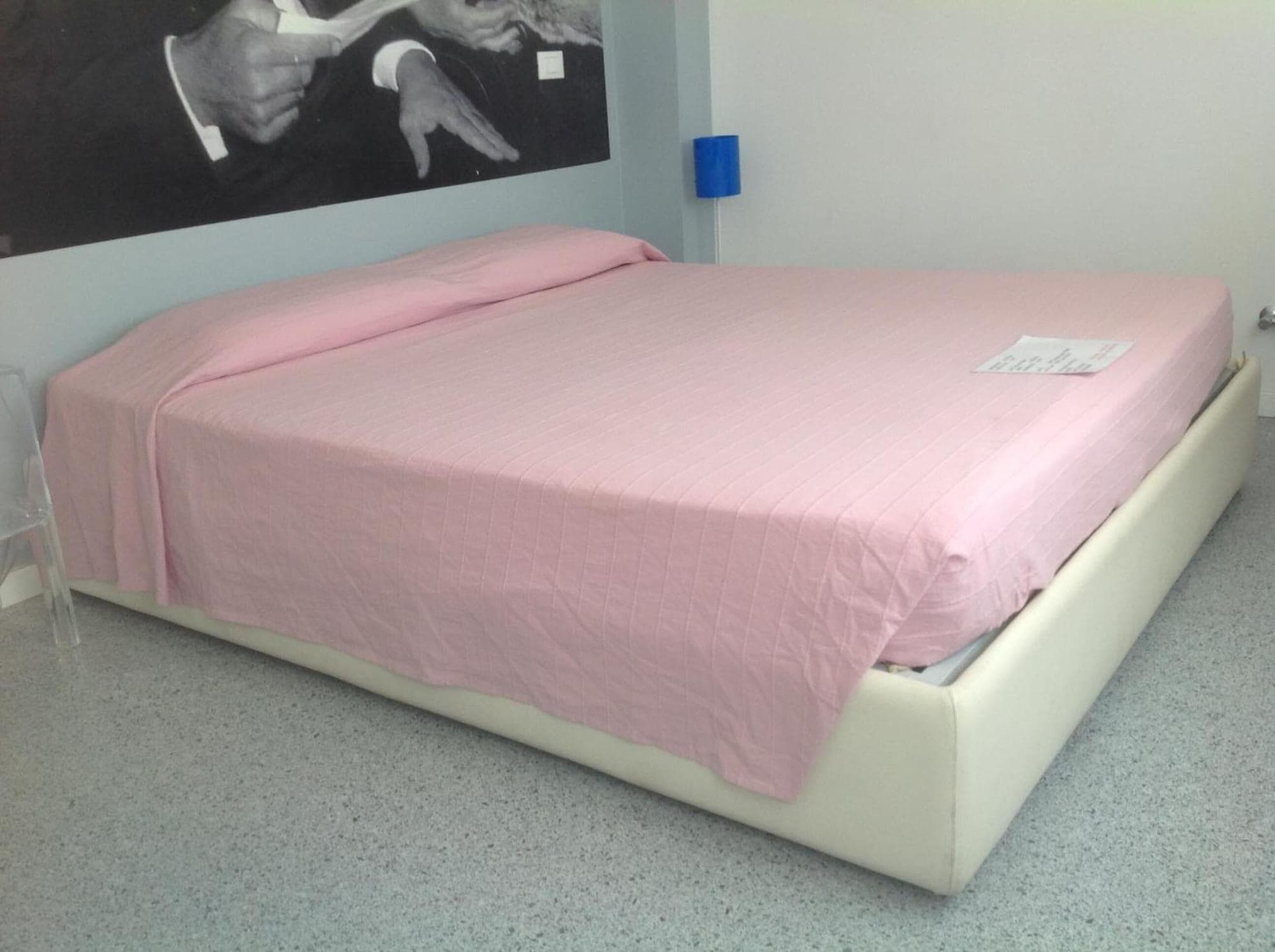 Villa Venice Movie, Room