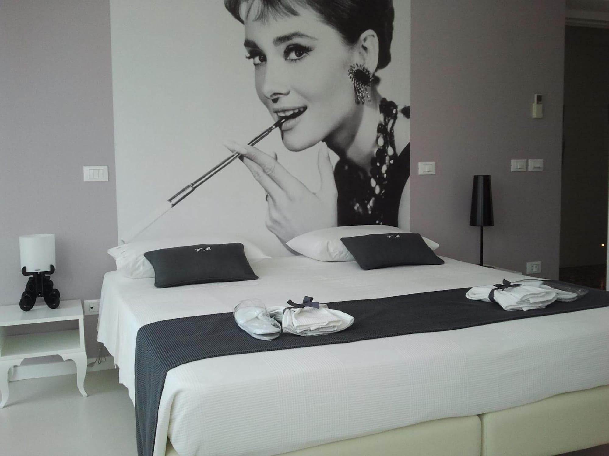 Villa Venice Movie, Room