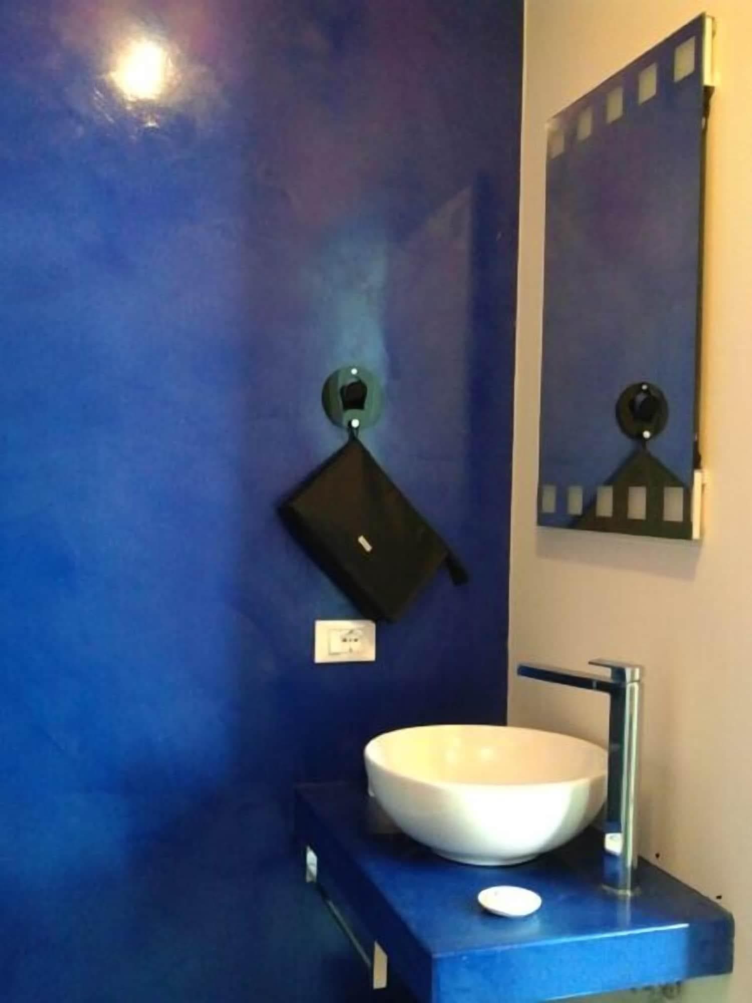 Villa Venice Movie, Room