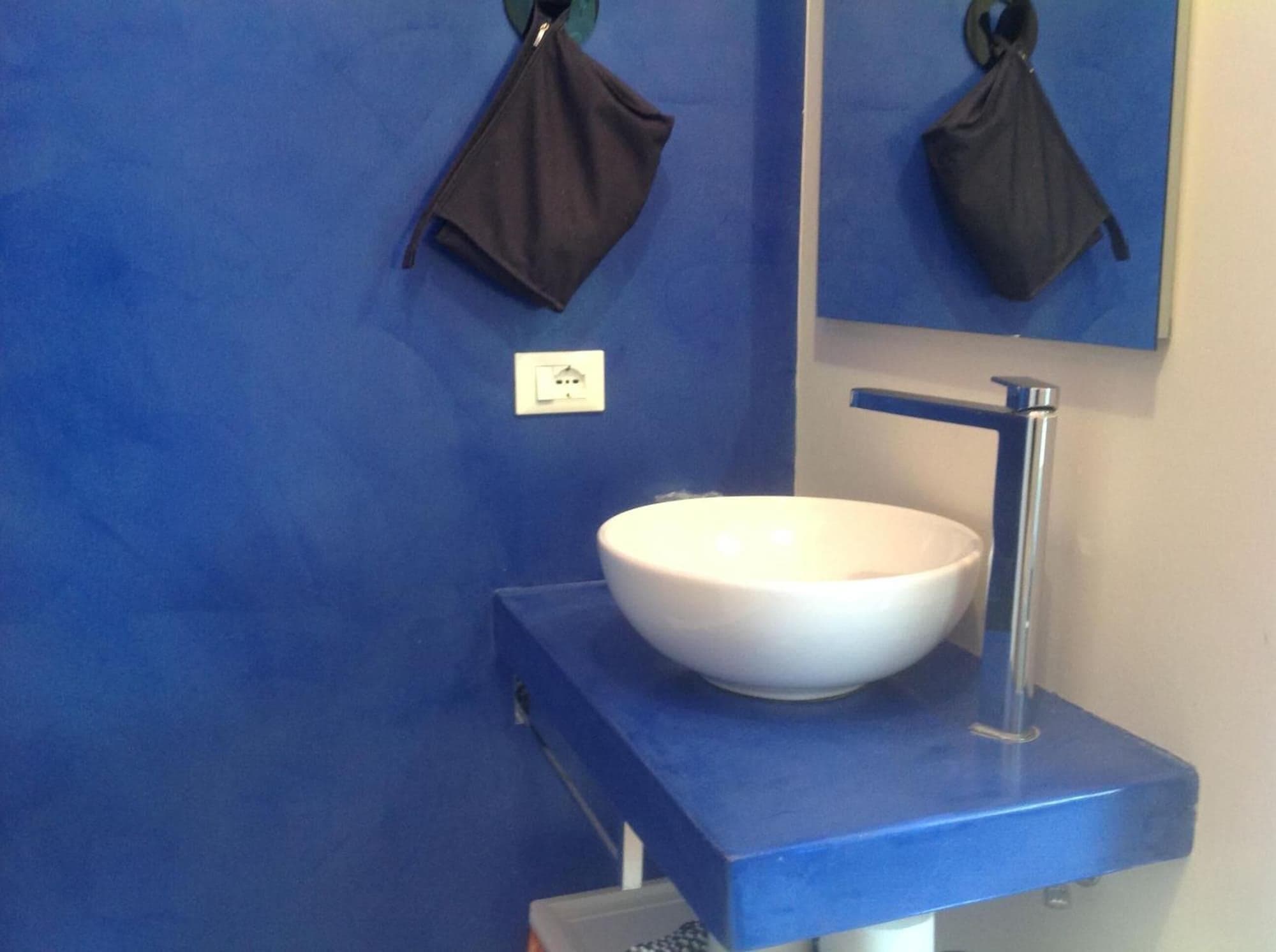 Villa Venice Movie, Room