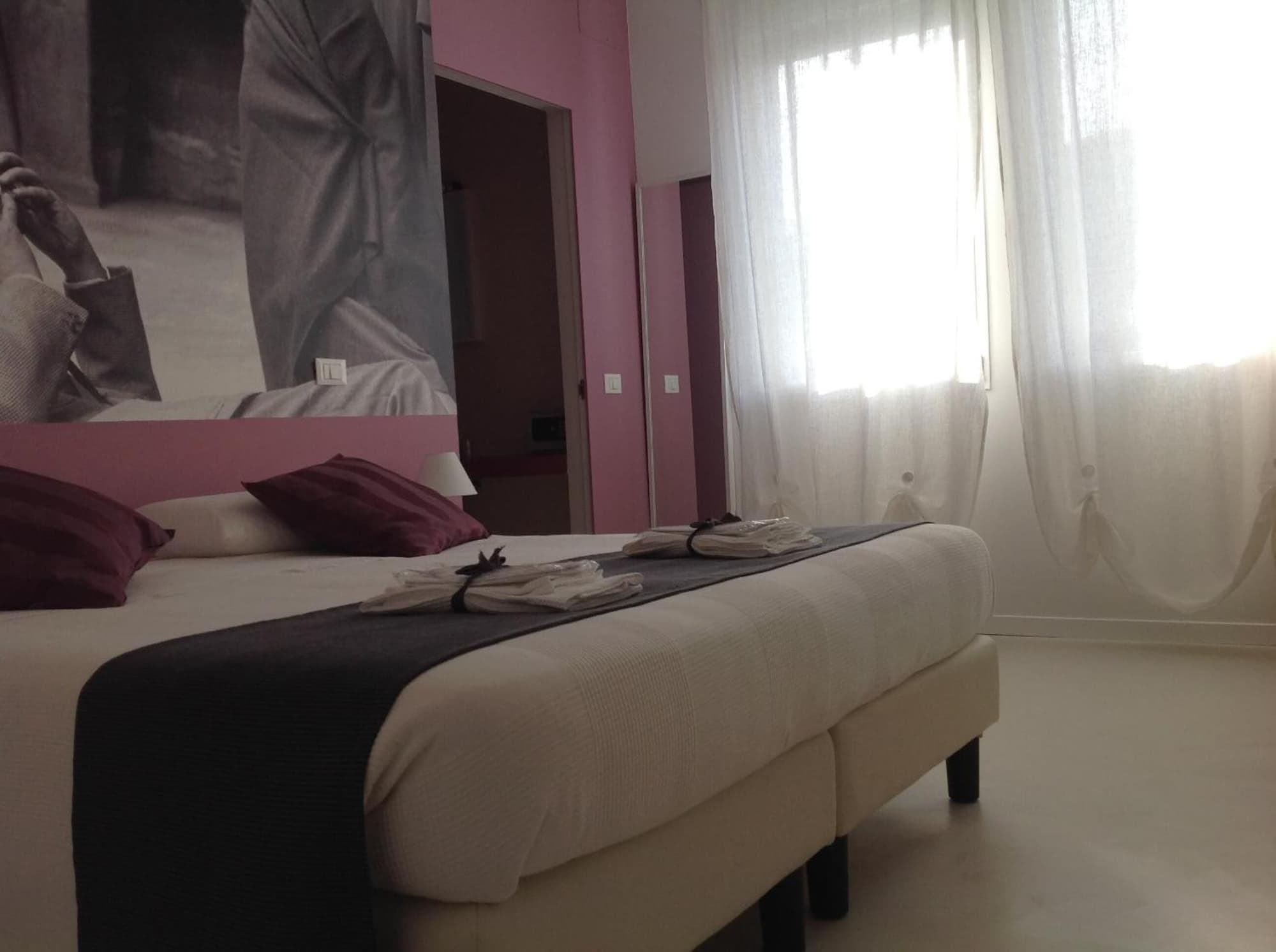 Villa Venice Movie, Room