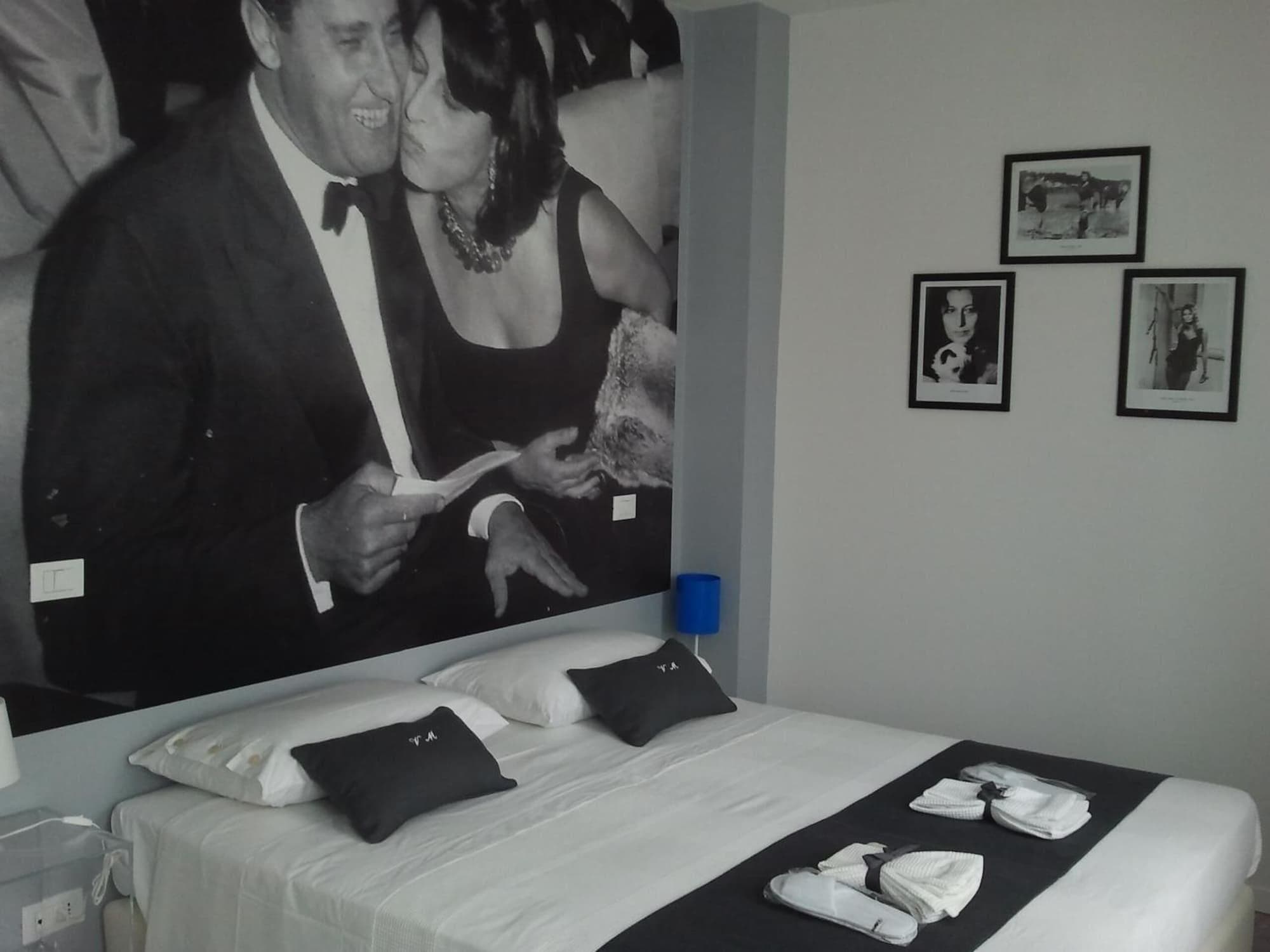 Villa Venice Movie, Room