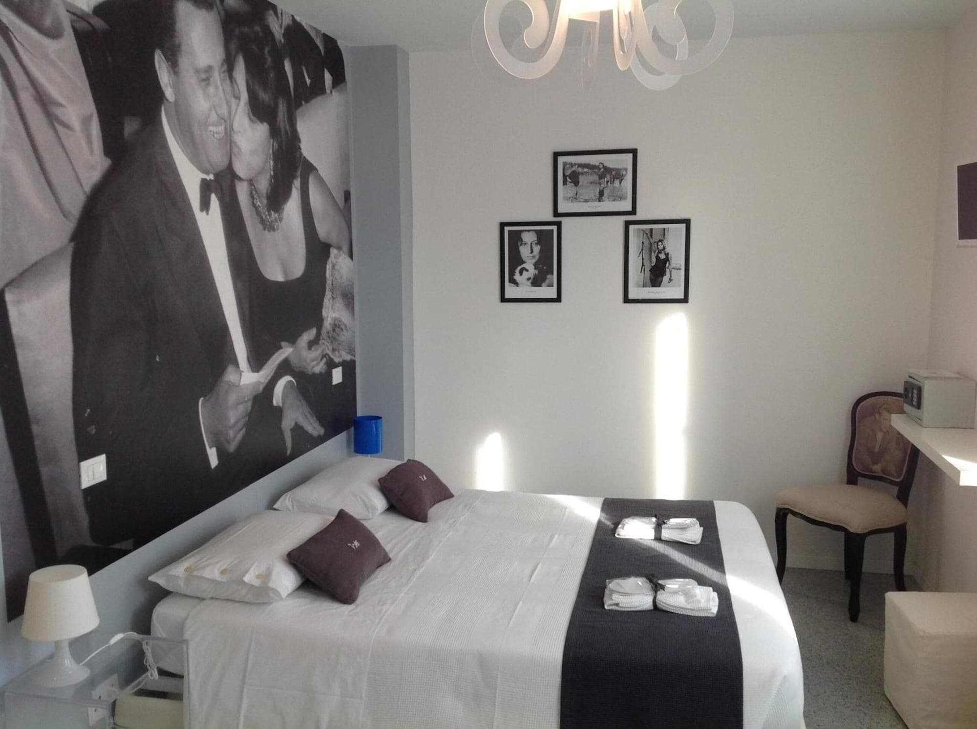 Villa Venice Movie, Room