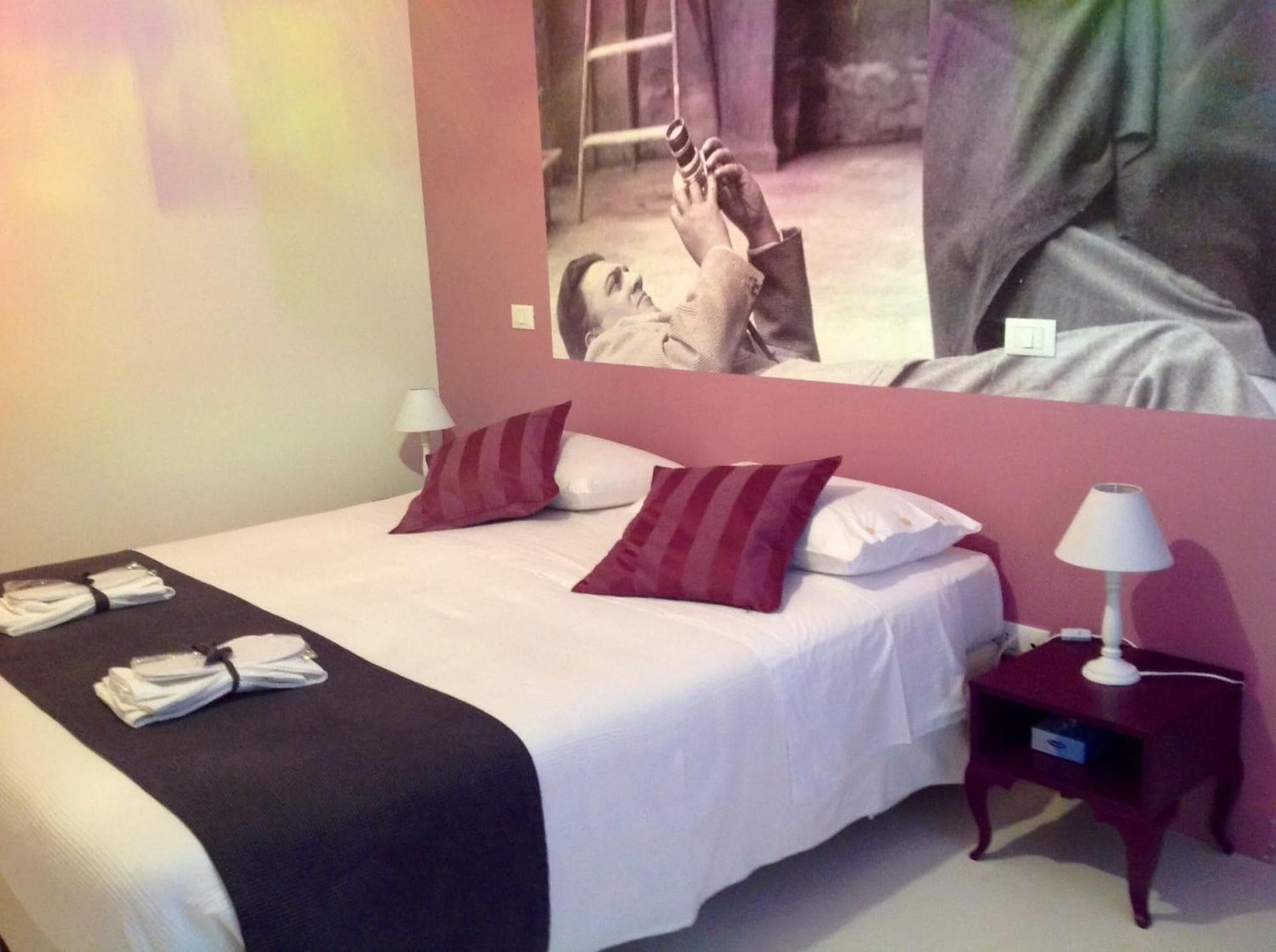 Villa Venice Movie, Room