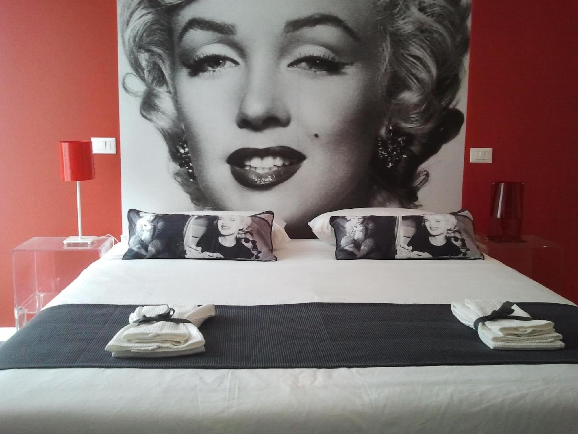 Villa Venice Movie, Room