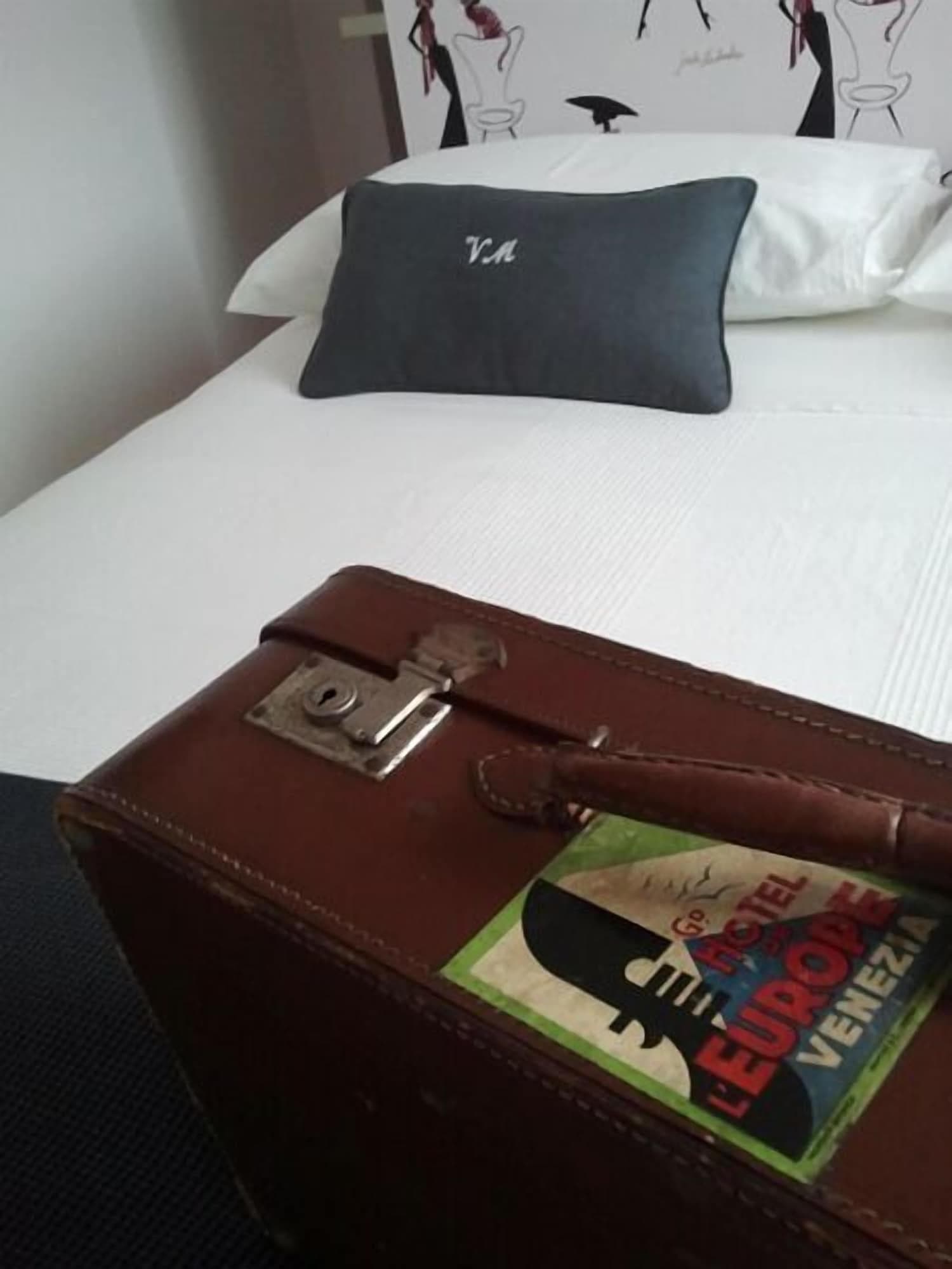 Villa Venice Movie, Room