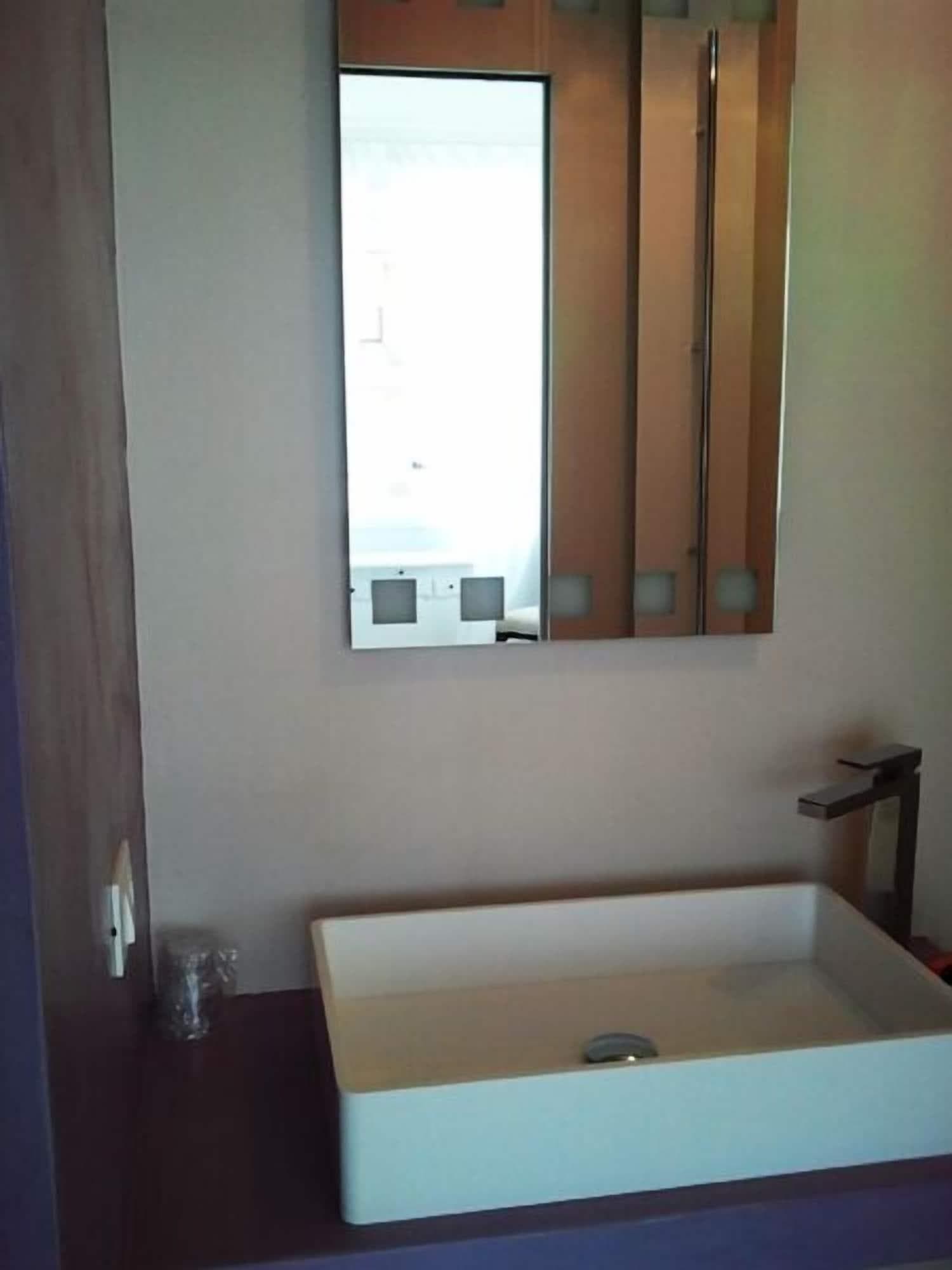 Villa Venice Movie, Room