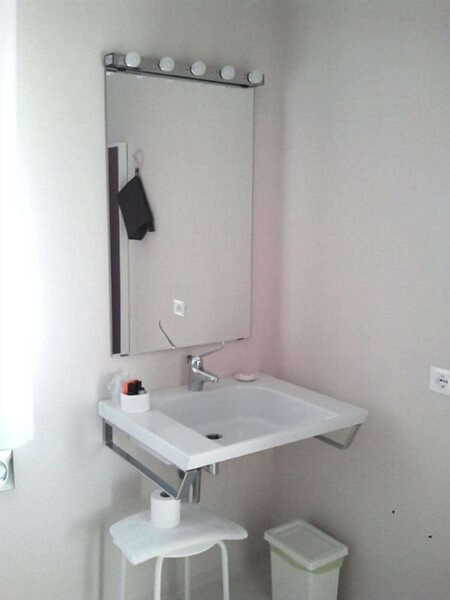 Villa Venice Movie, Room