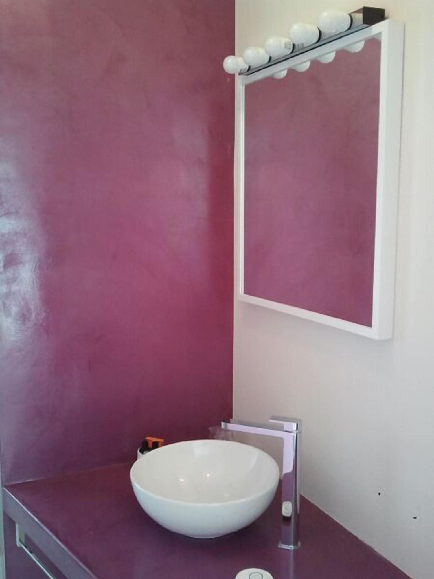 Villa Venice Movie, Room