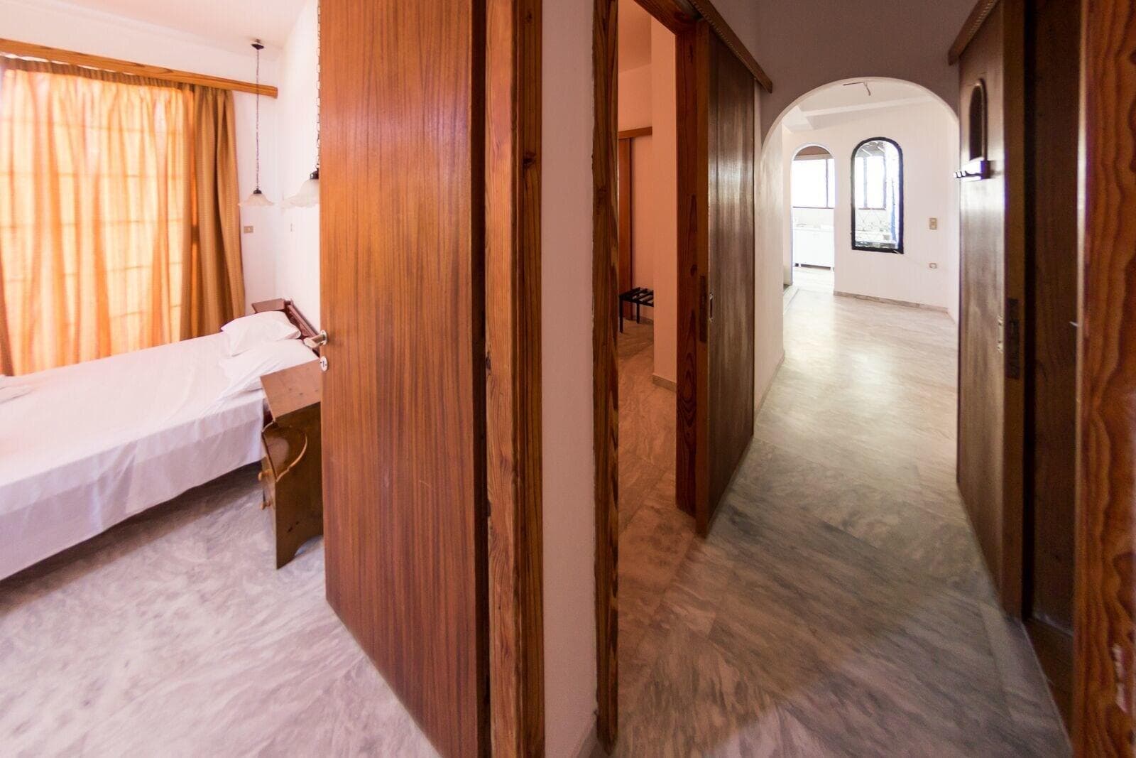 Velendzas Holidays, Lobby