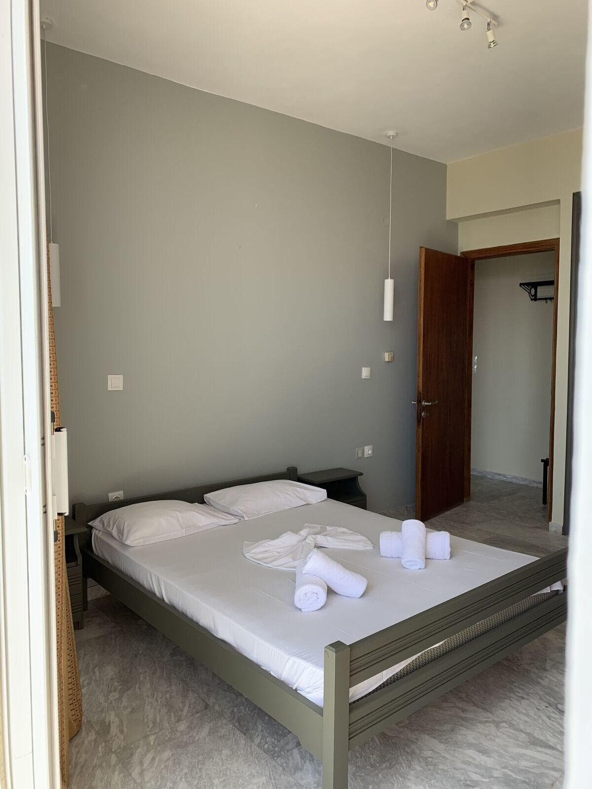 Velendzas Holidays, Room