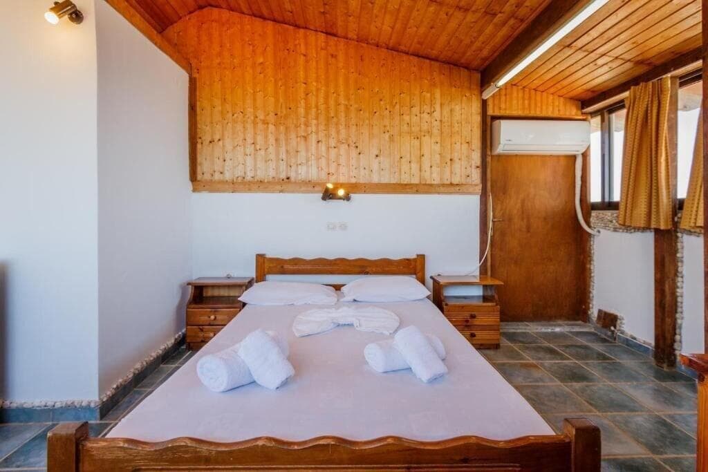 Velendzas Holidays, Room