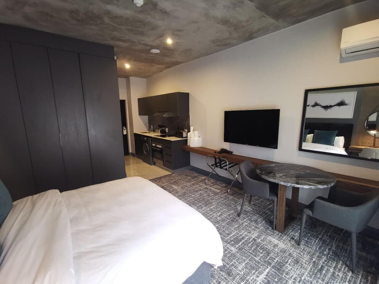 The Capital Melrose, Room