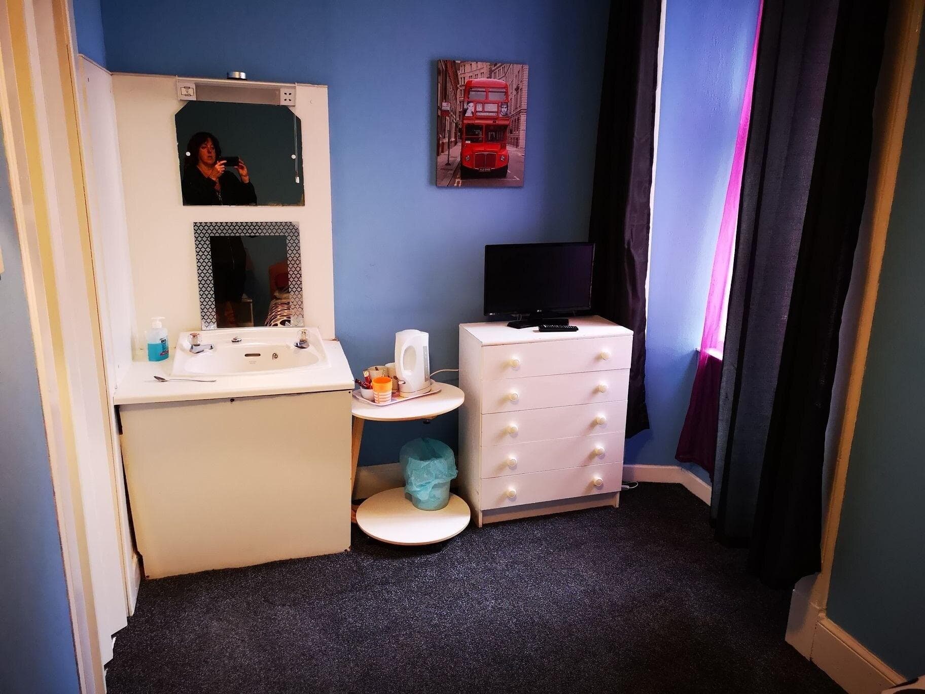 Claredon Hotel, Room