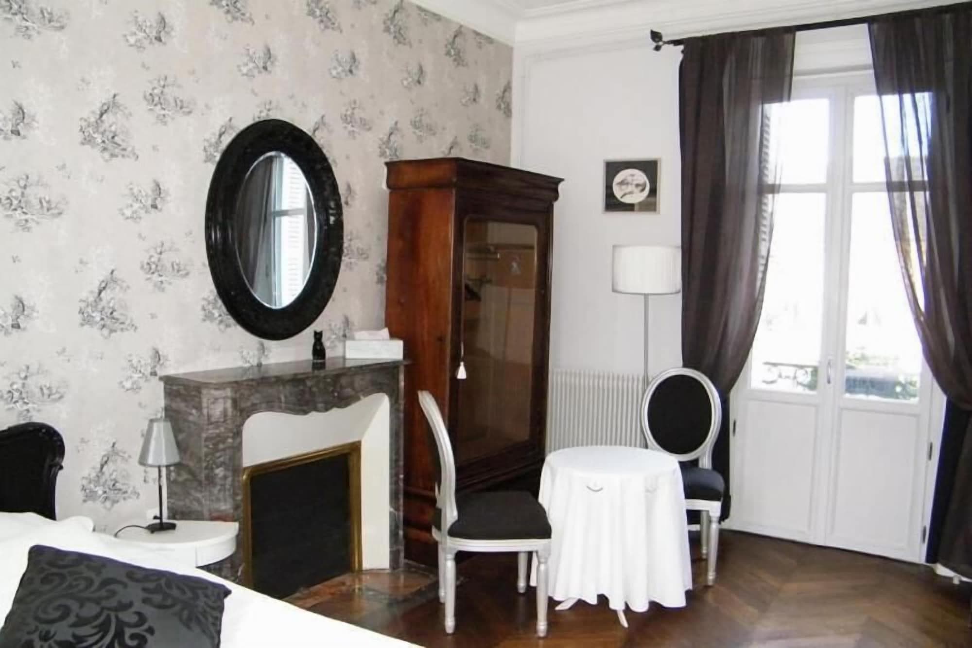 Closerie La Fontaine, Room