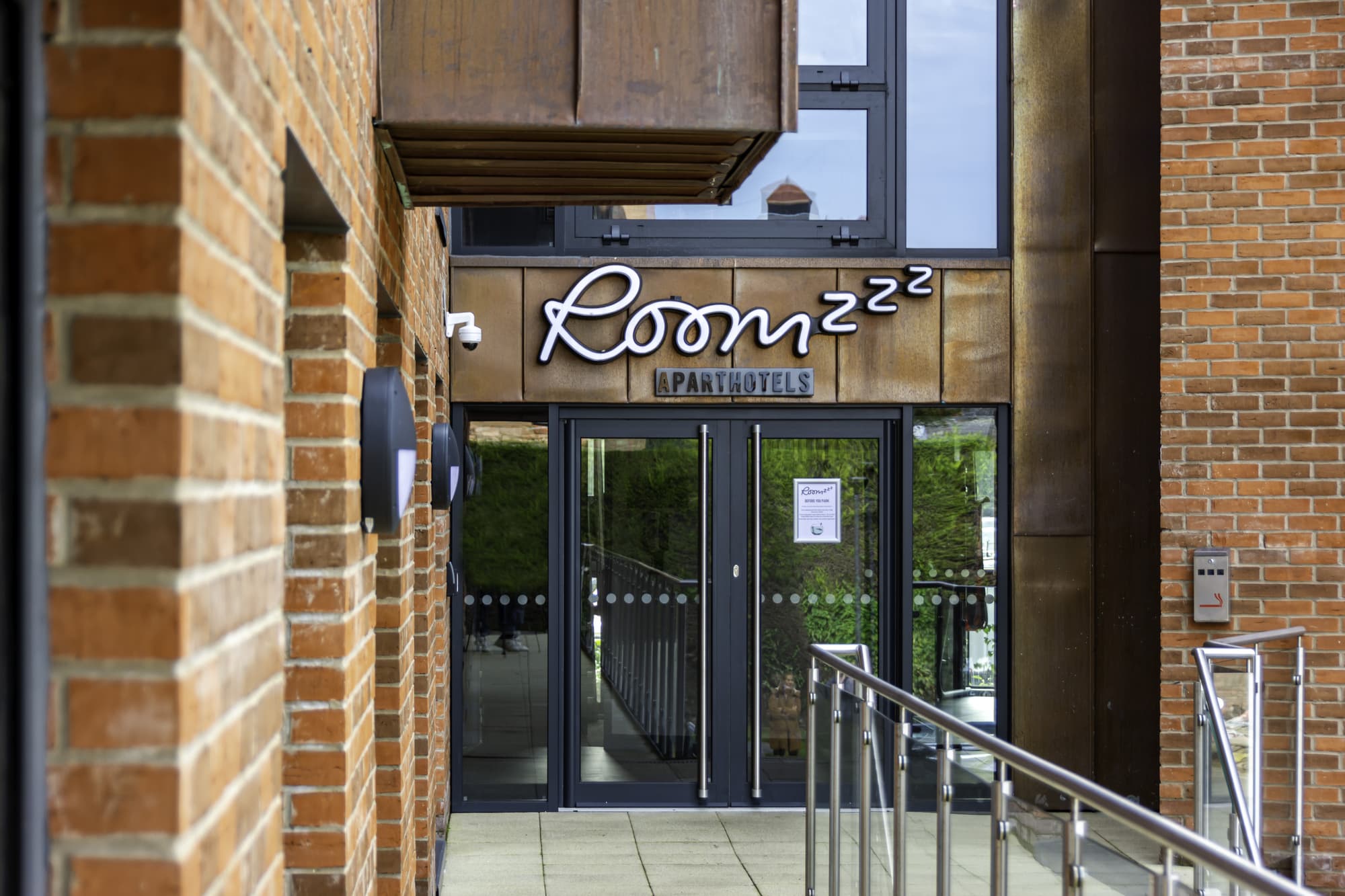 Roomzzz York City, General view