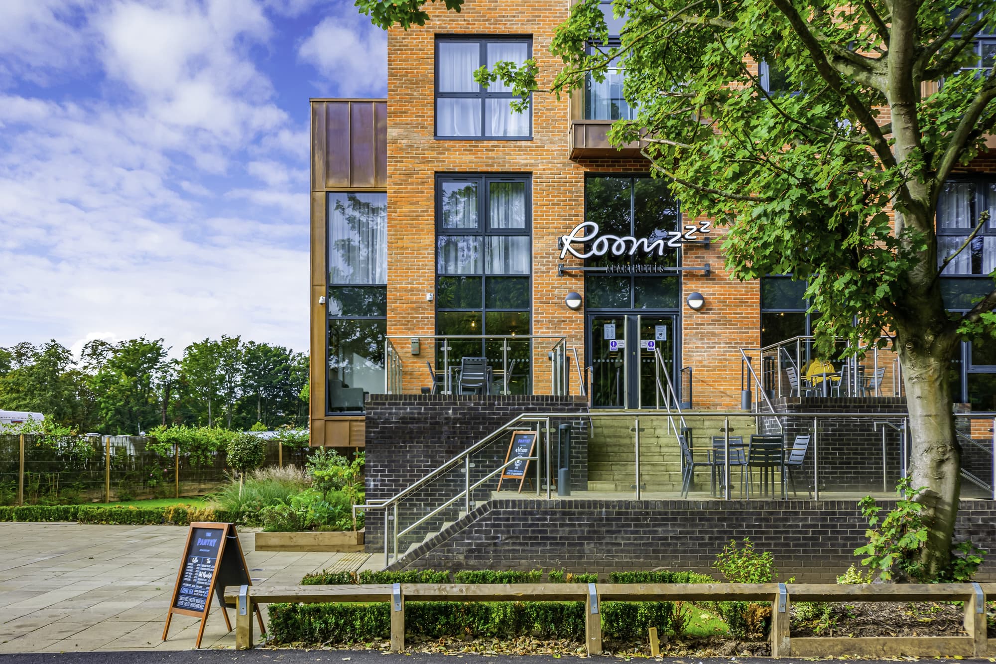 Roomzzz York City, General view