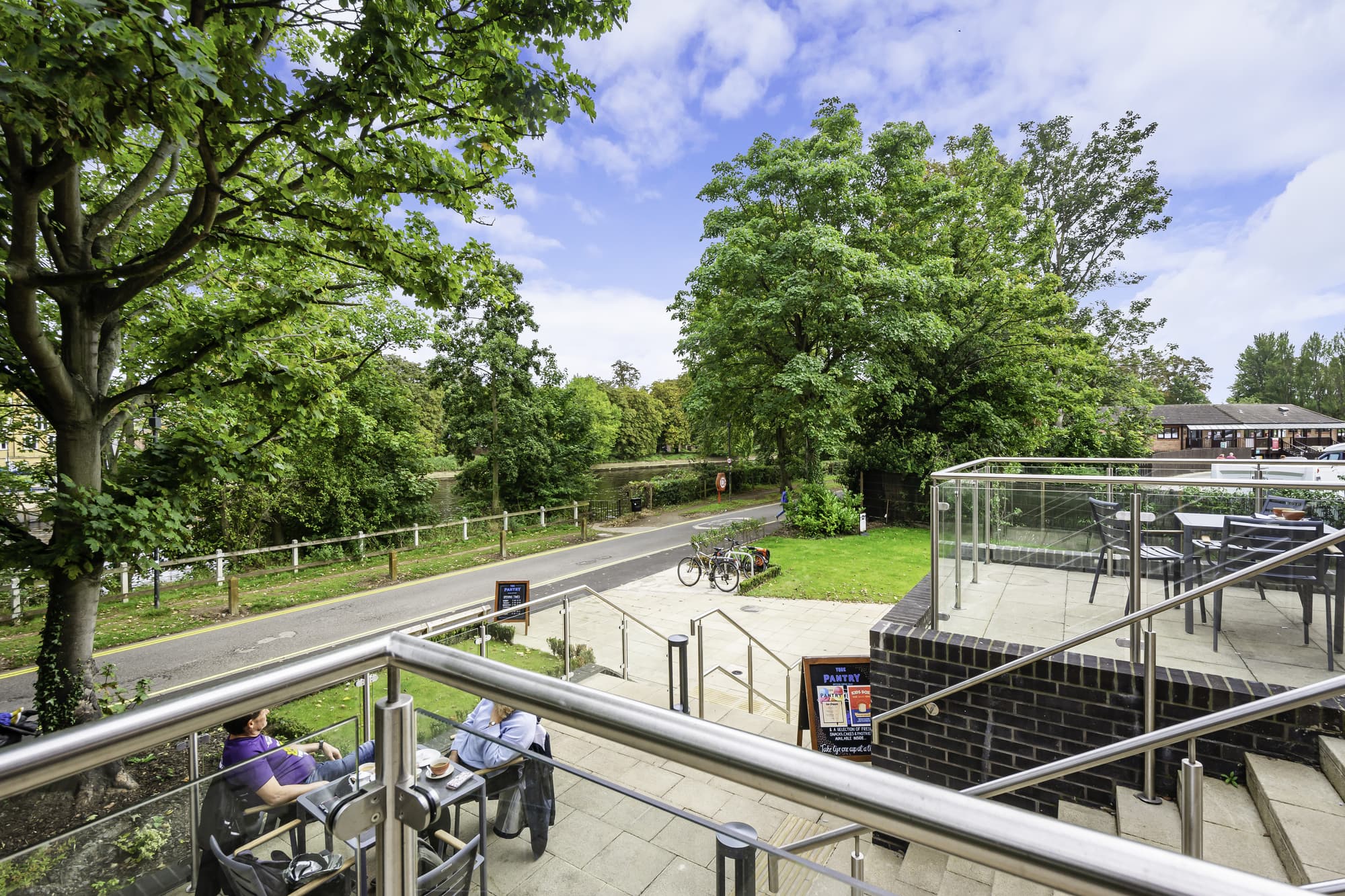 Roomzzz York City, General view