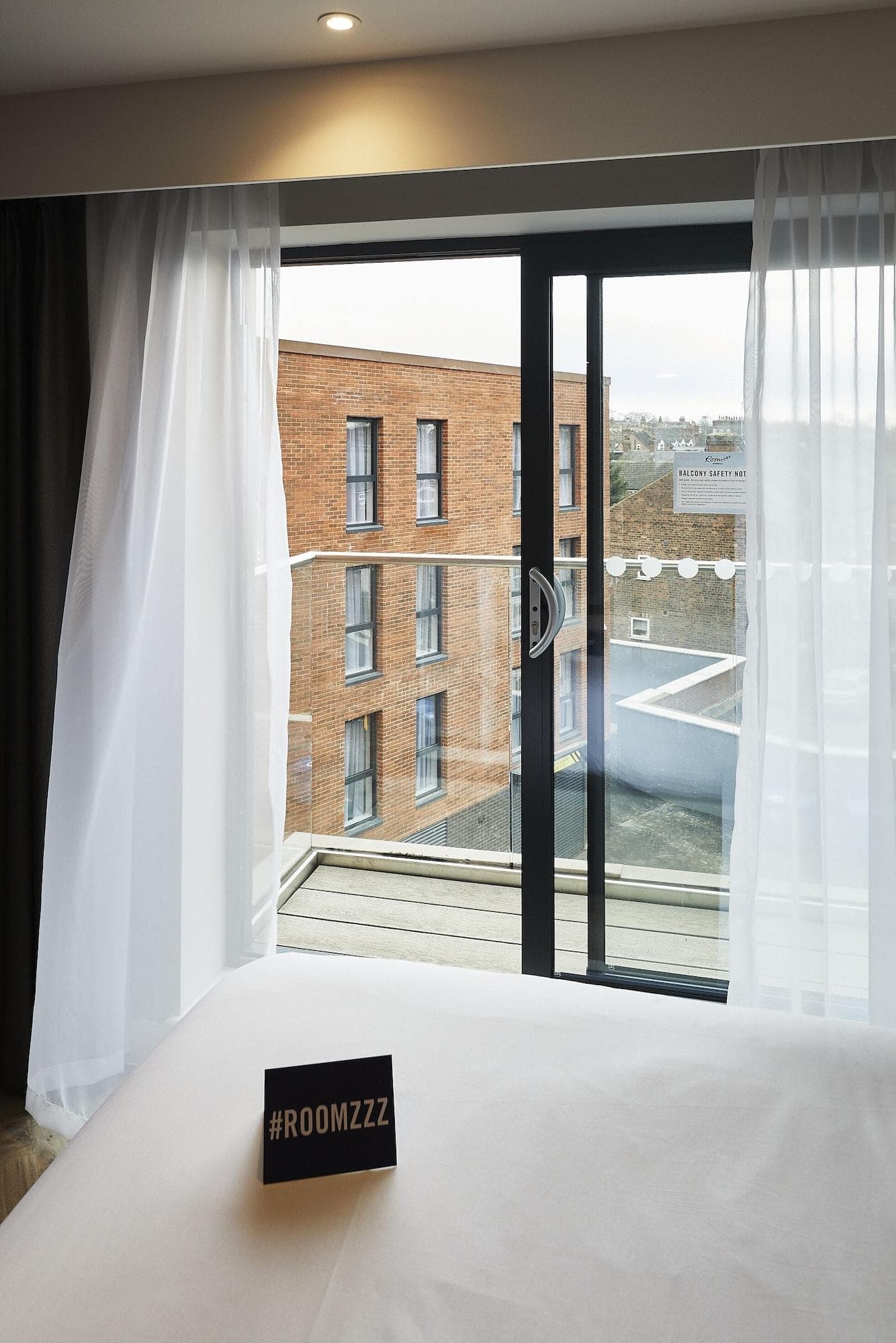 Roomzzz York City, Room