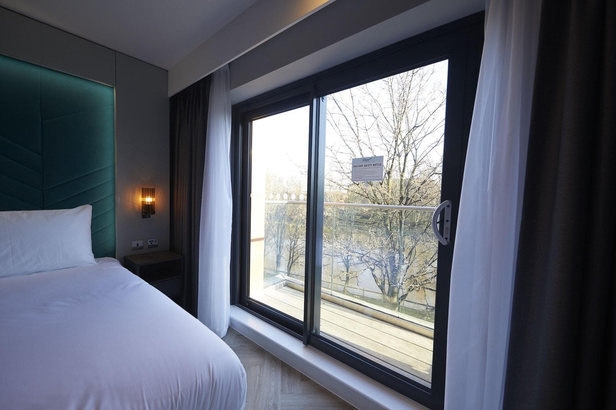 Roomzzz York City, Room