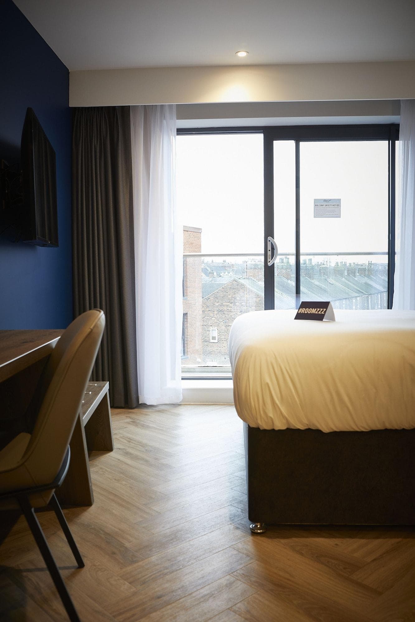 Roomzzz York City, Room