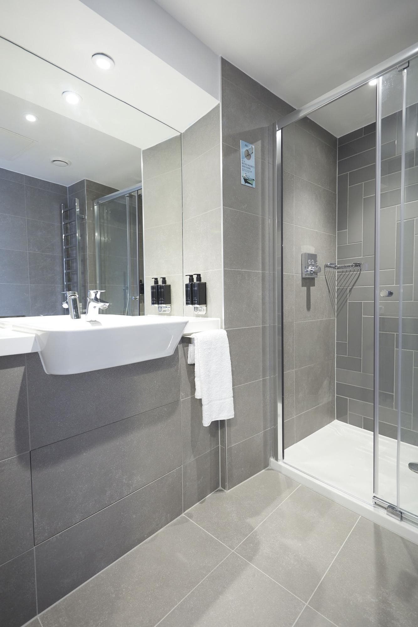 Roomzzz York City, Room