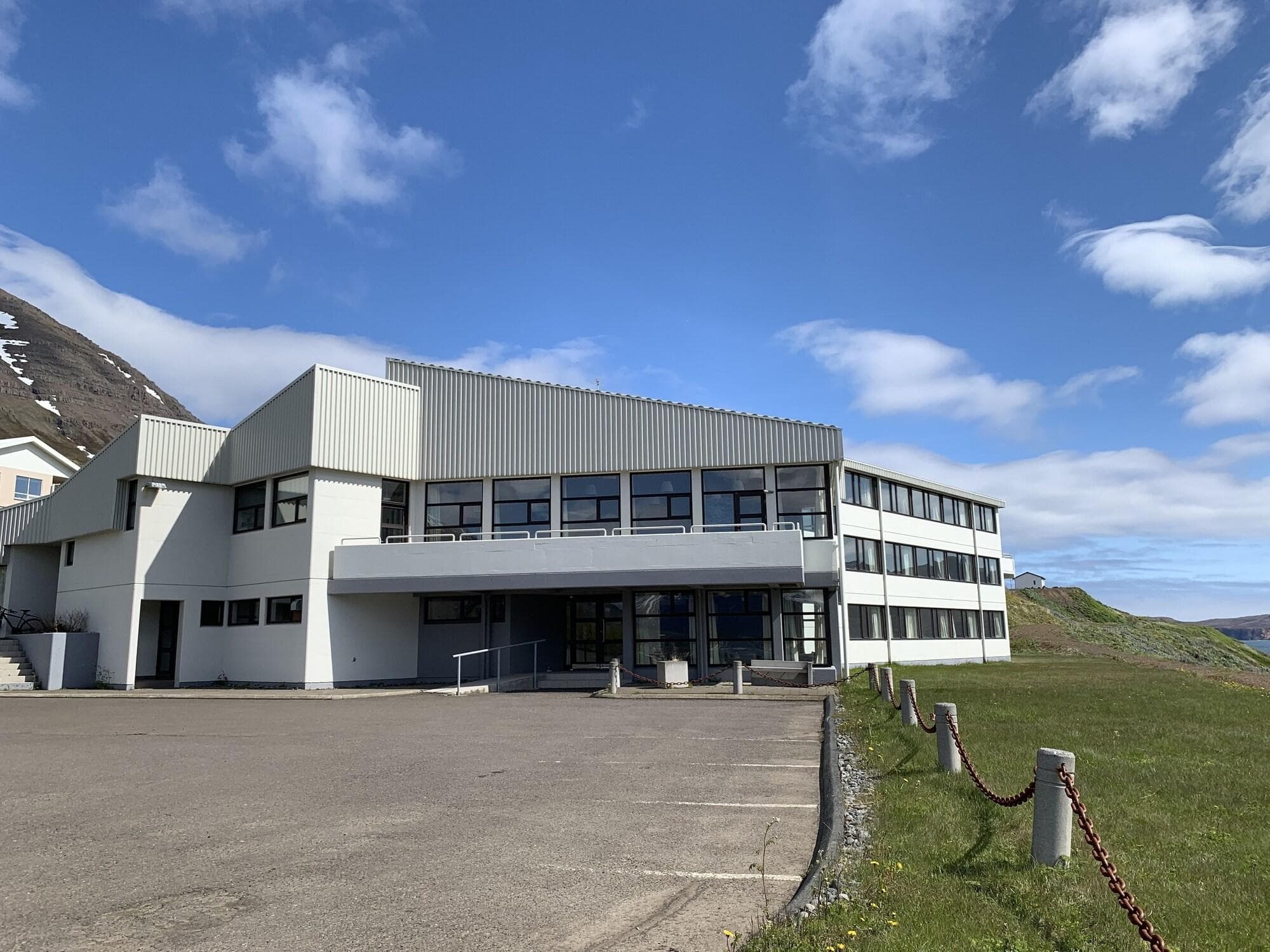 The Cliff Hotel, General view