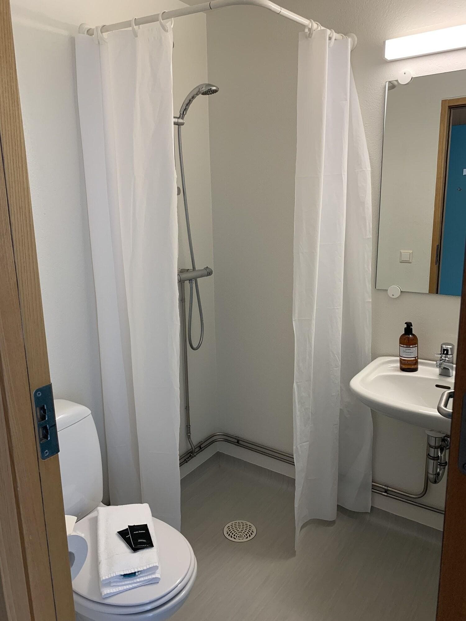 The Cliff Hotel, Room