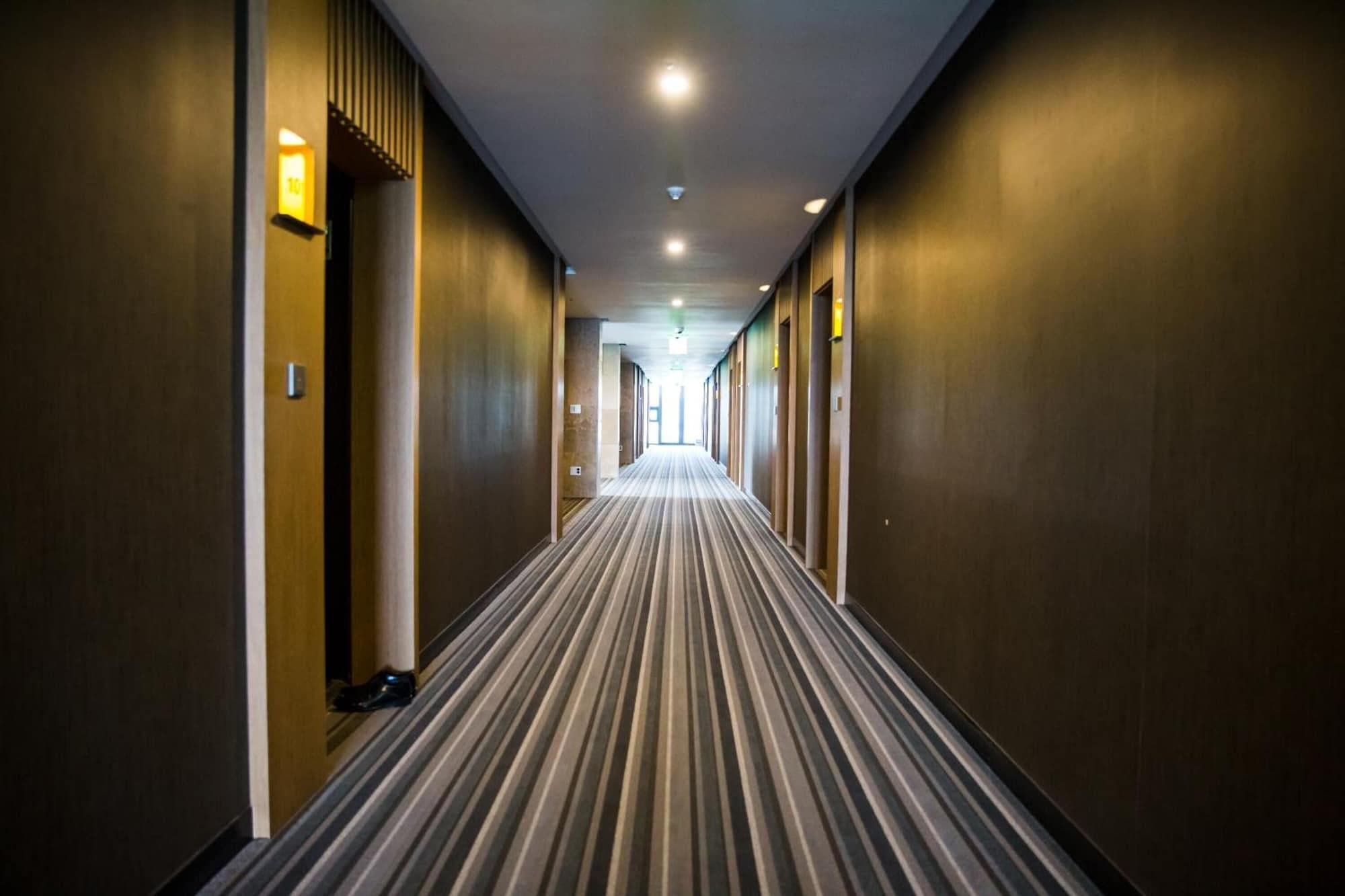 J Square Hotel, Lobby