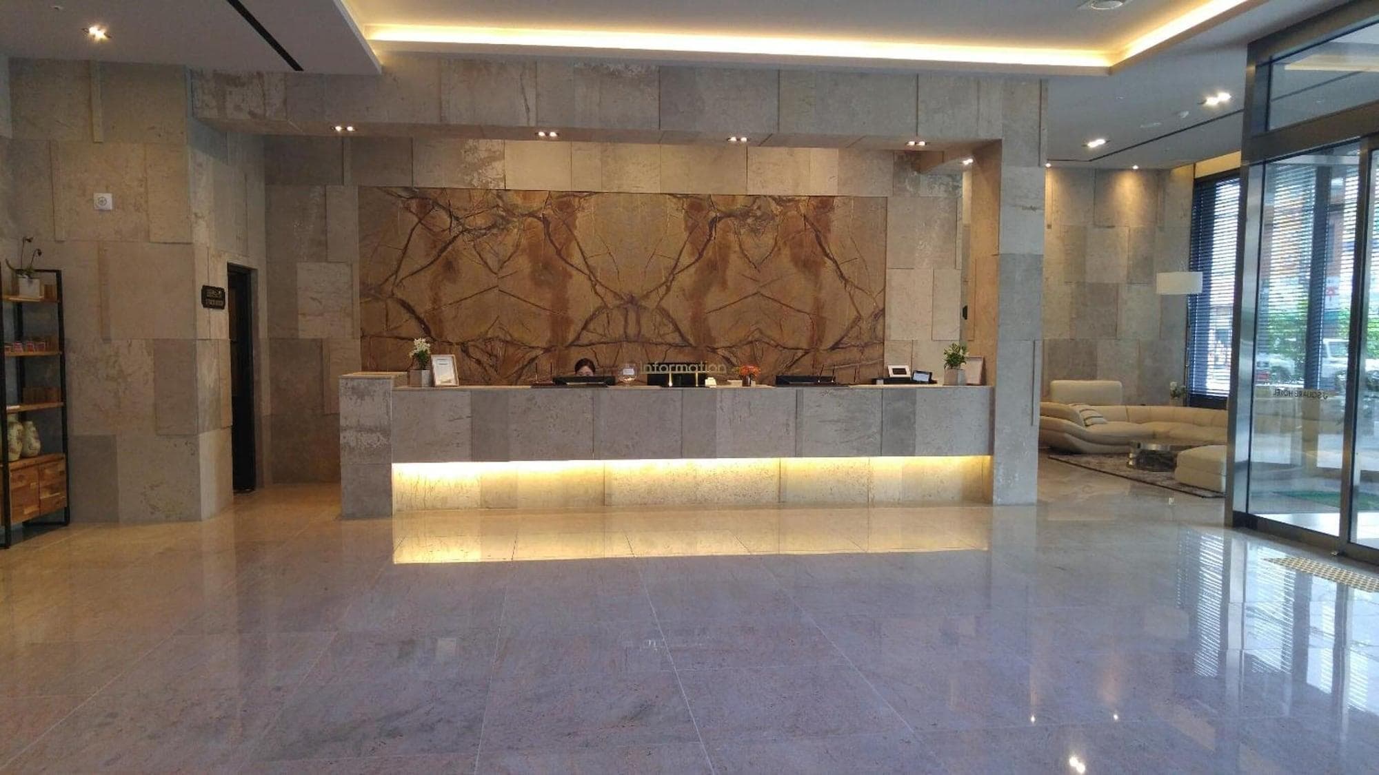 J Square Hotel, Lobby