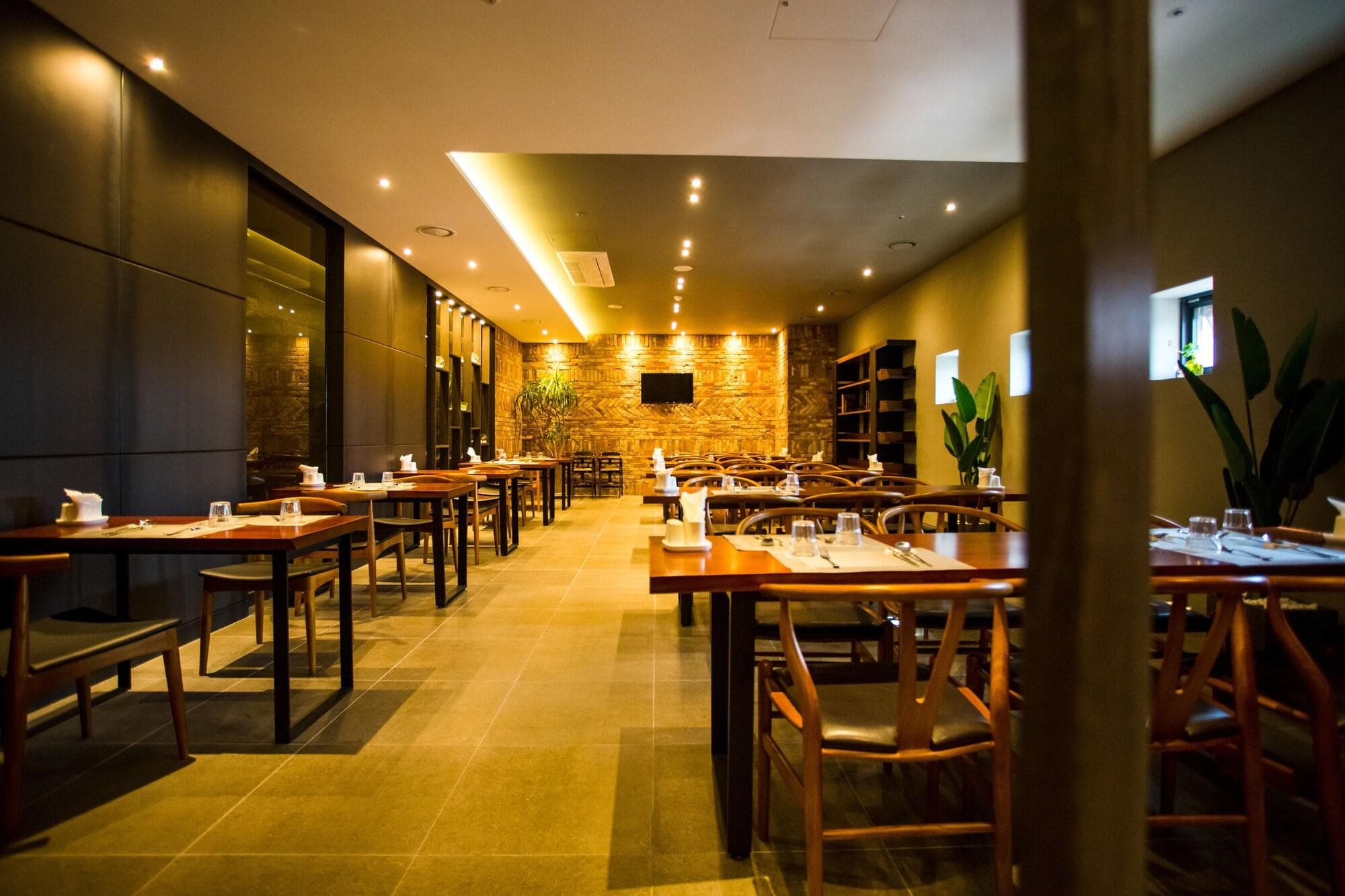 J Square Hotel, Restaurant