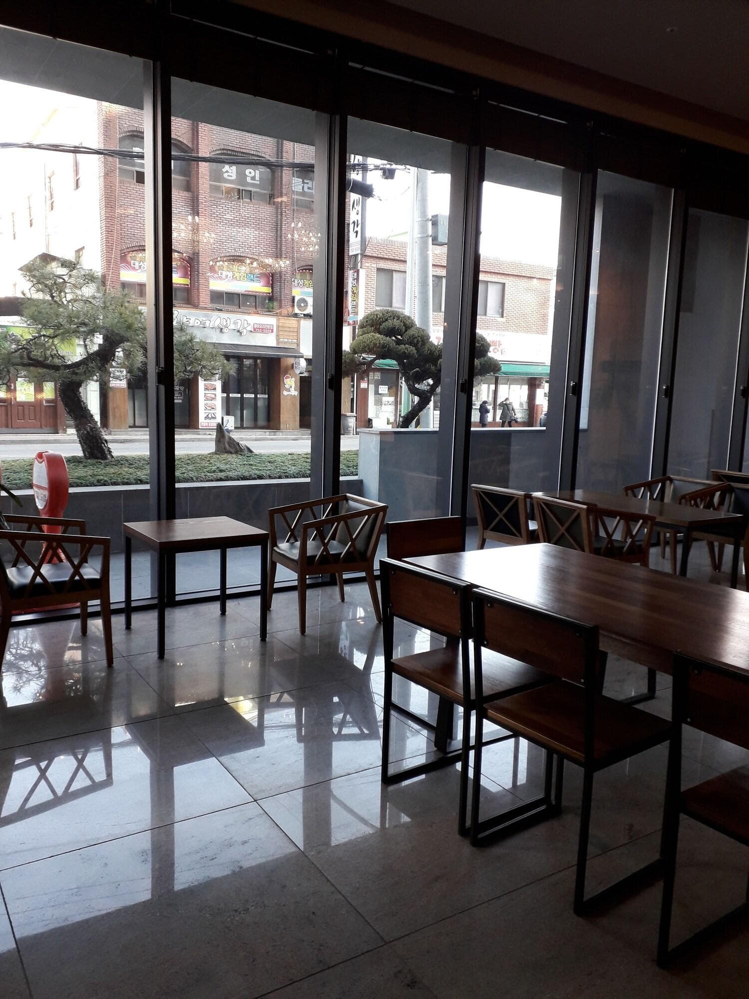 J Square Hotel, Restaurant