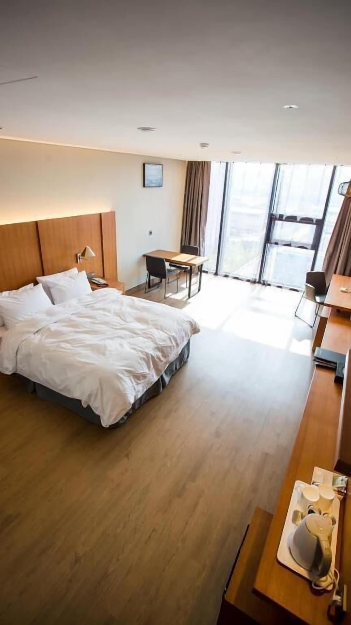 J Square Hotel, Room