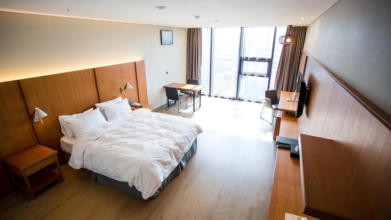 J Square Hotel, Room