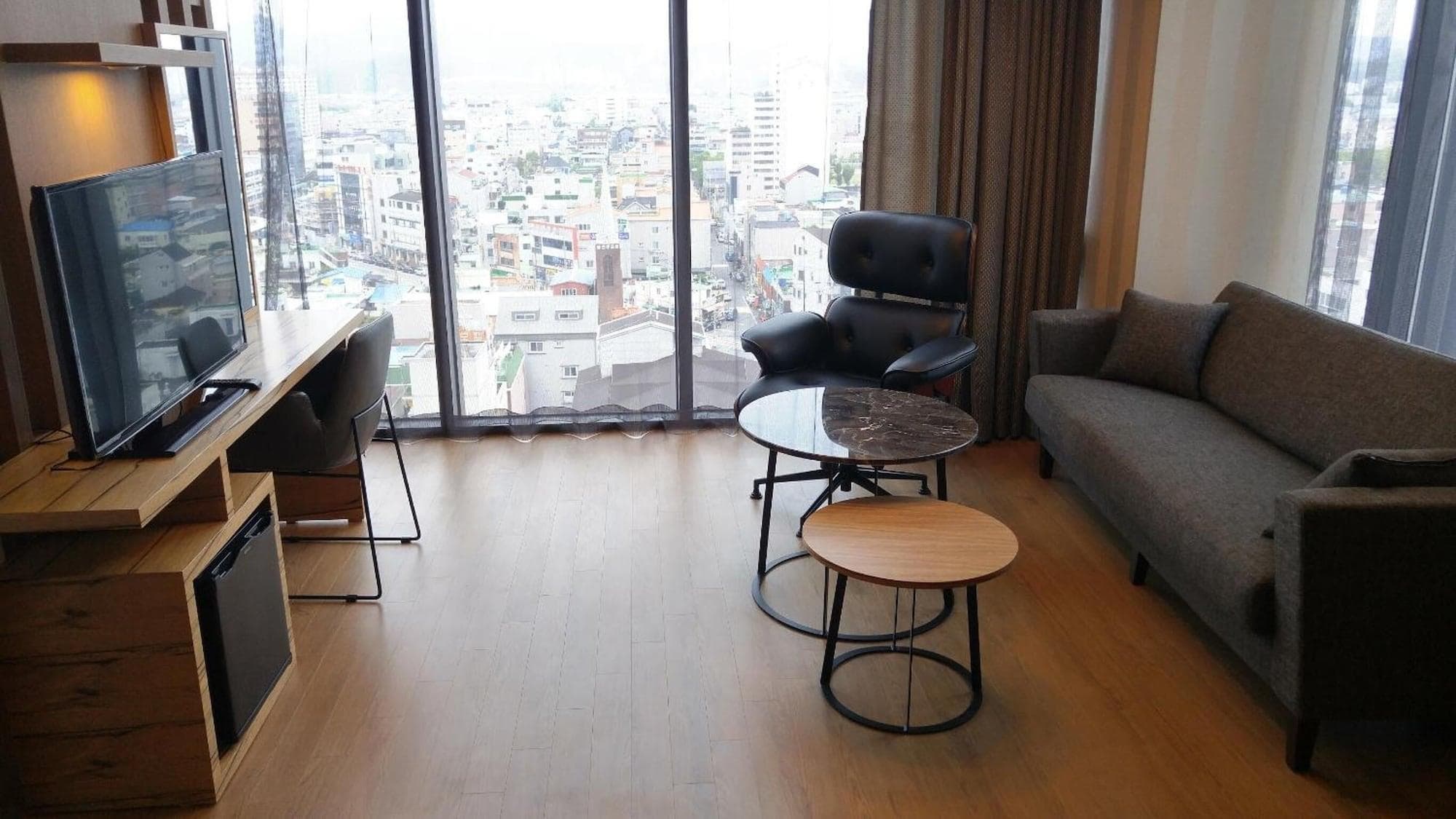 J Square Hotel, Room