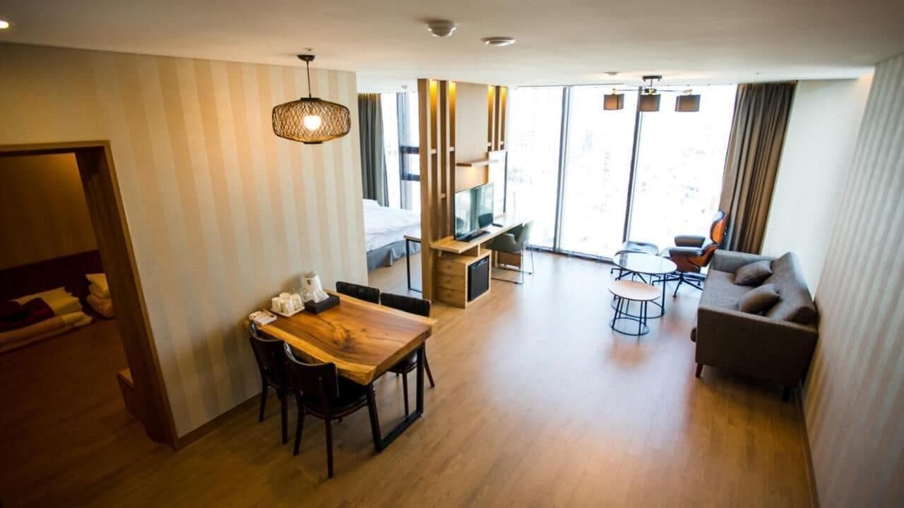 J Square Hotel, Room