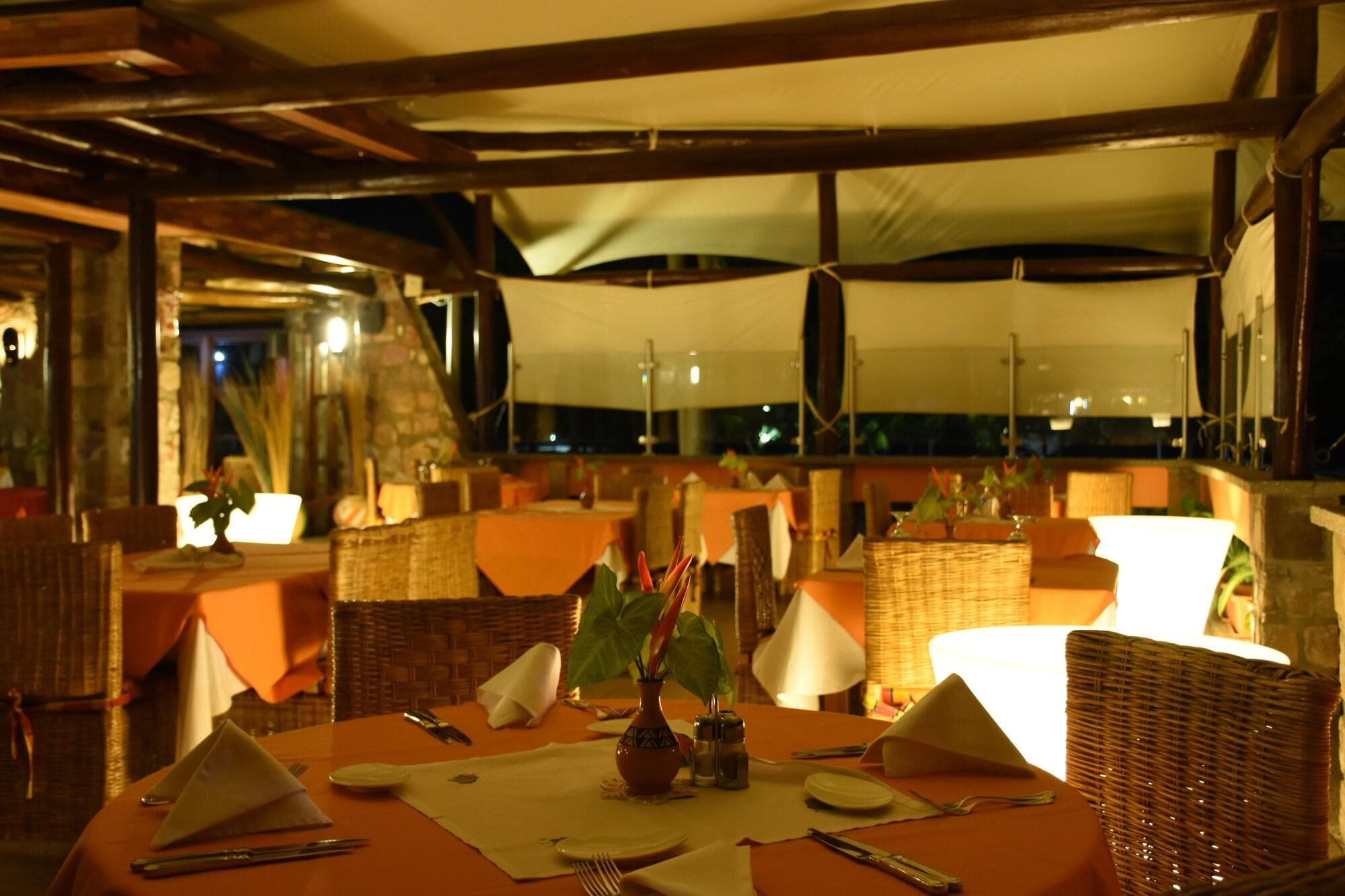 Hotel Club Du Lac Tanganyika, Restaurant