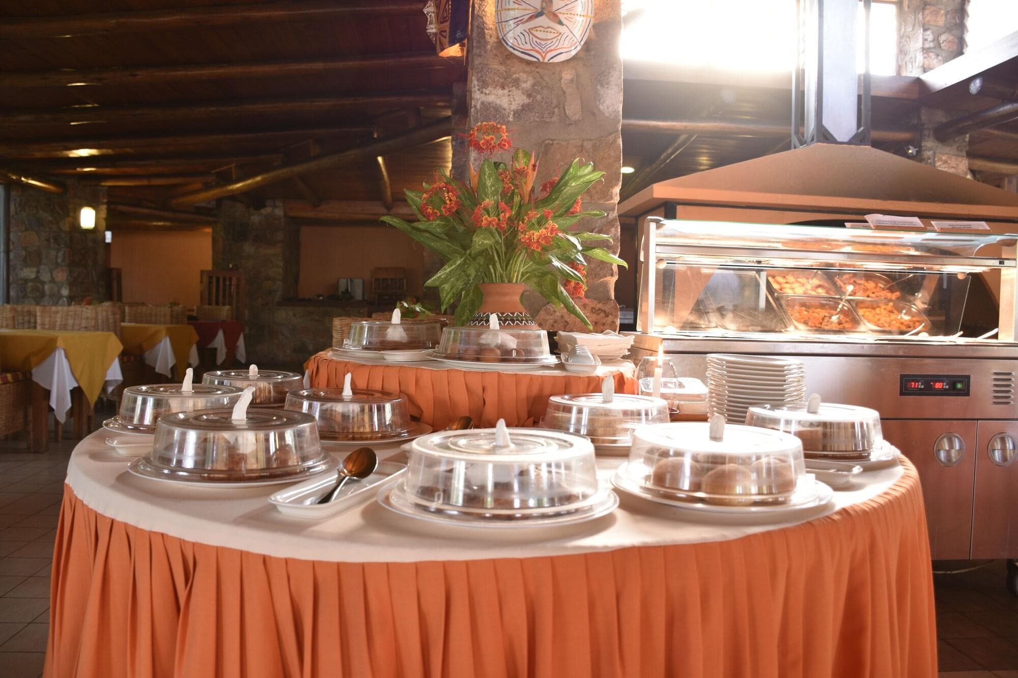 Hotel Club Du Lac Tanganyika, Restaurant