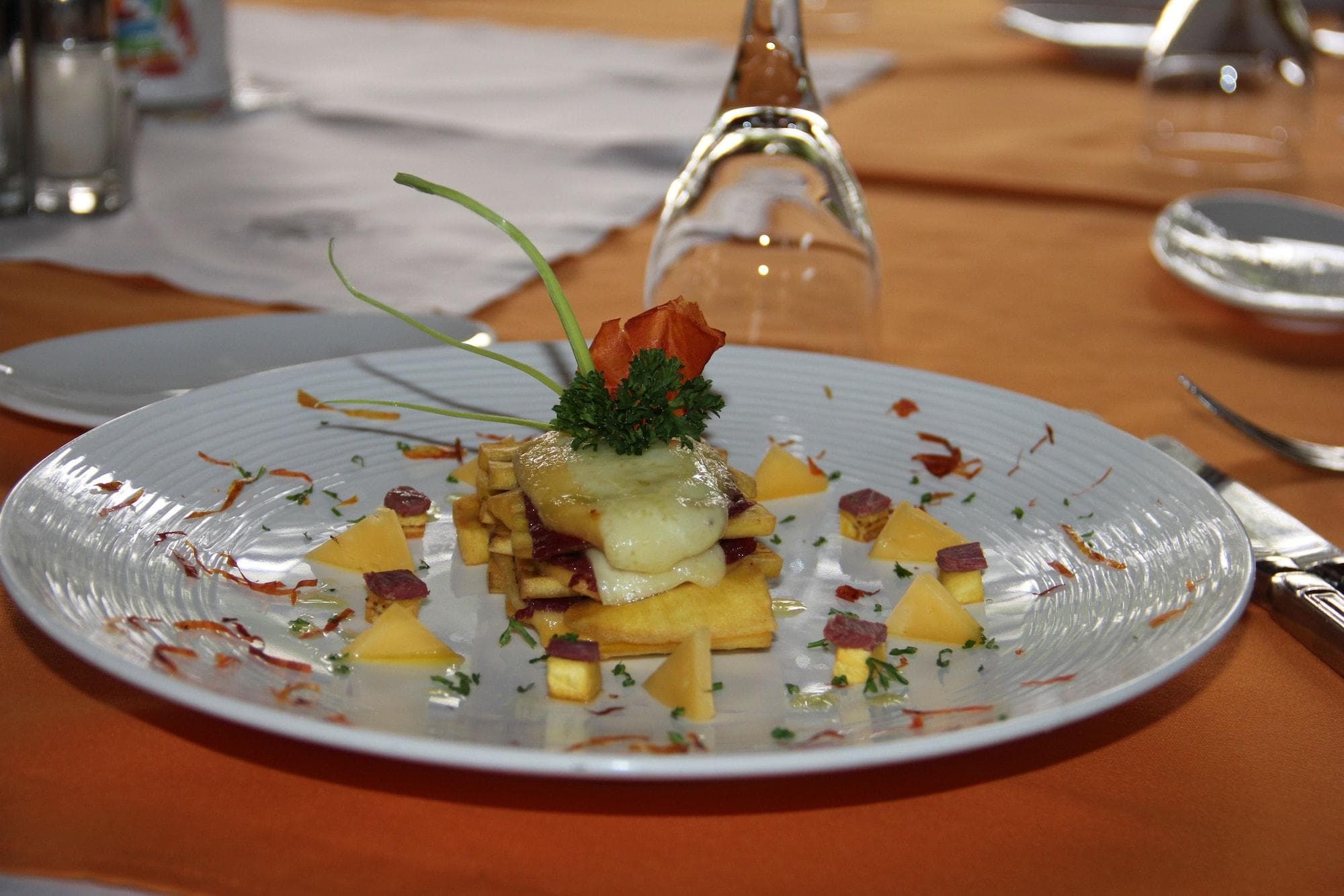 Hotel Club Du Lac Tanganyika, Restaurant