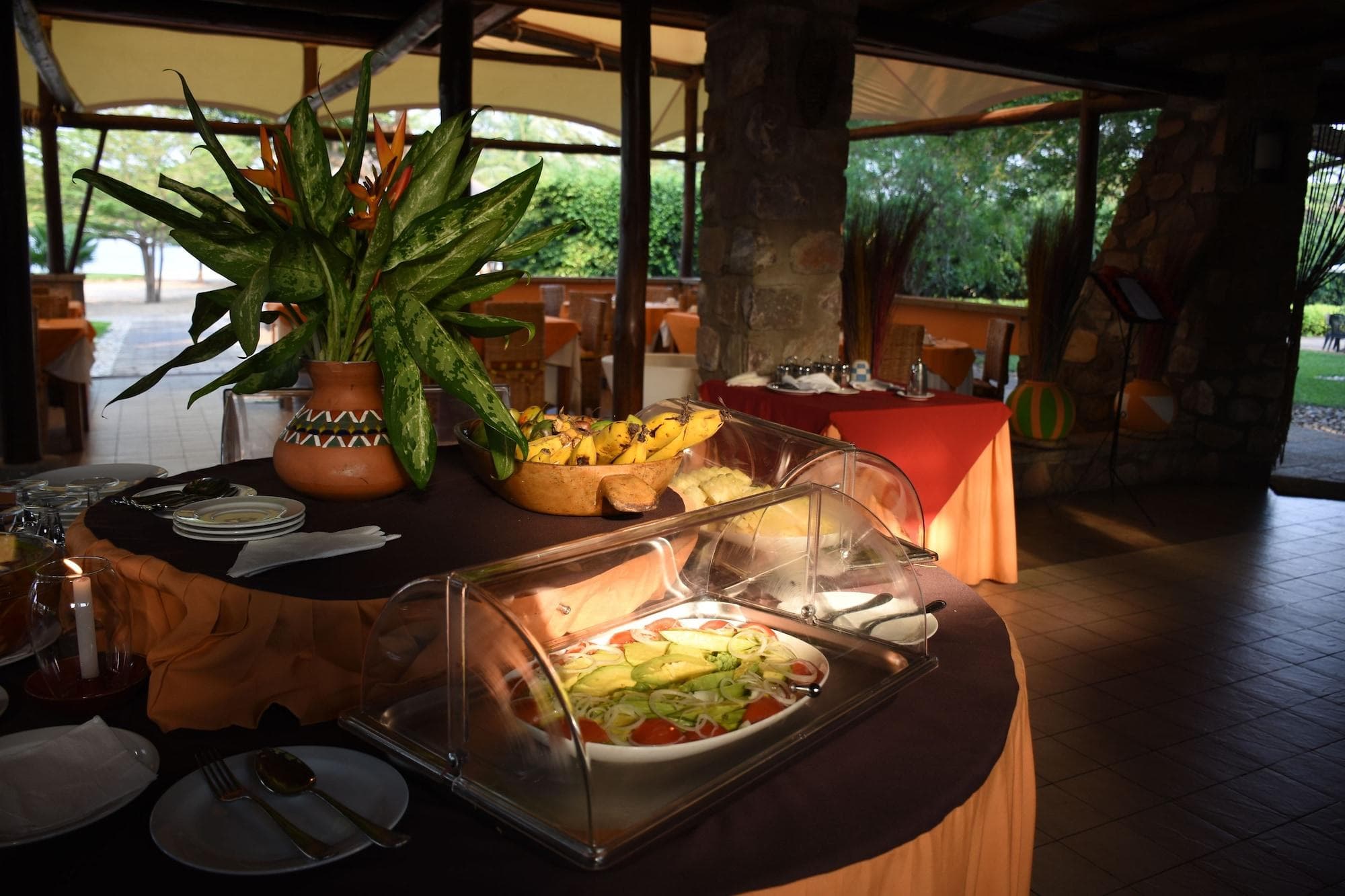 Hotel Club Du Lac Tanganyika, Restaurant