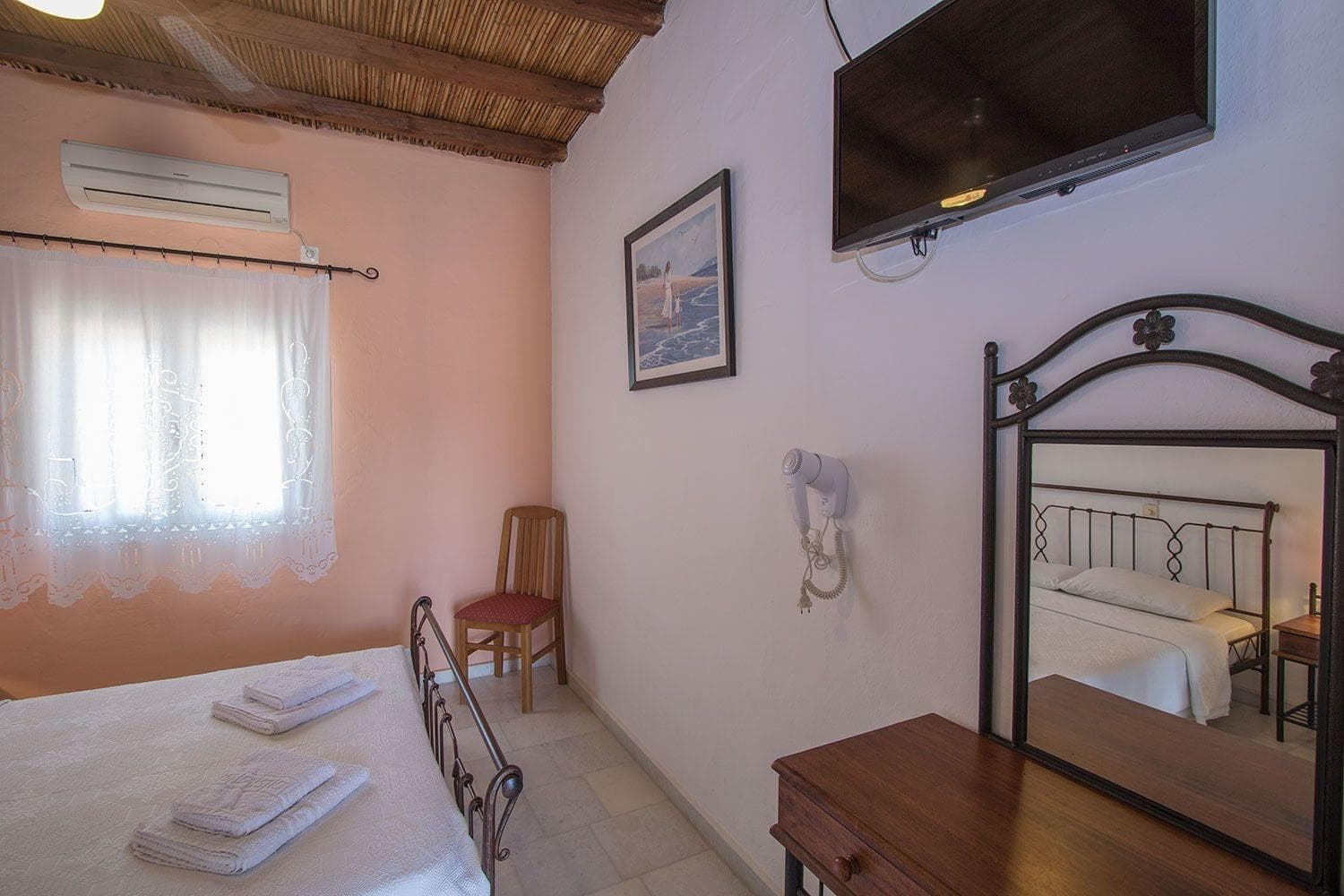 Dimitris Rooms, Room