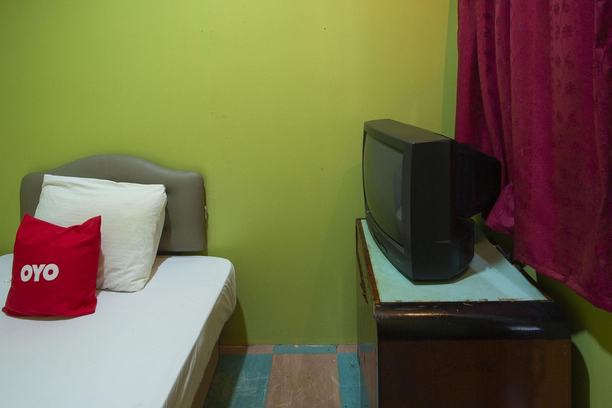 SPOT ON 90137 Casavilla Hotel Pudu, Room