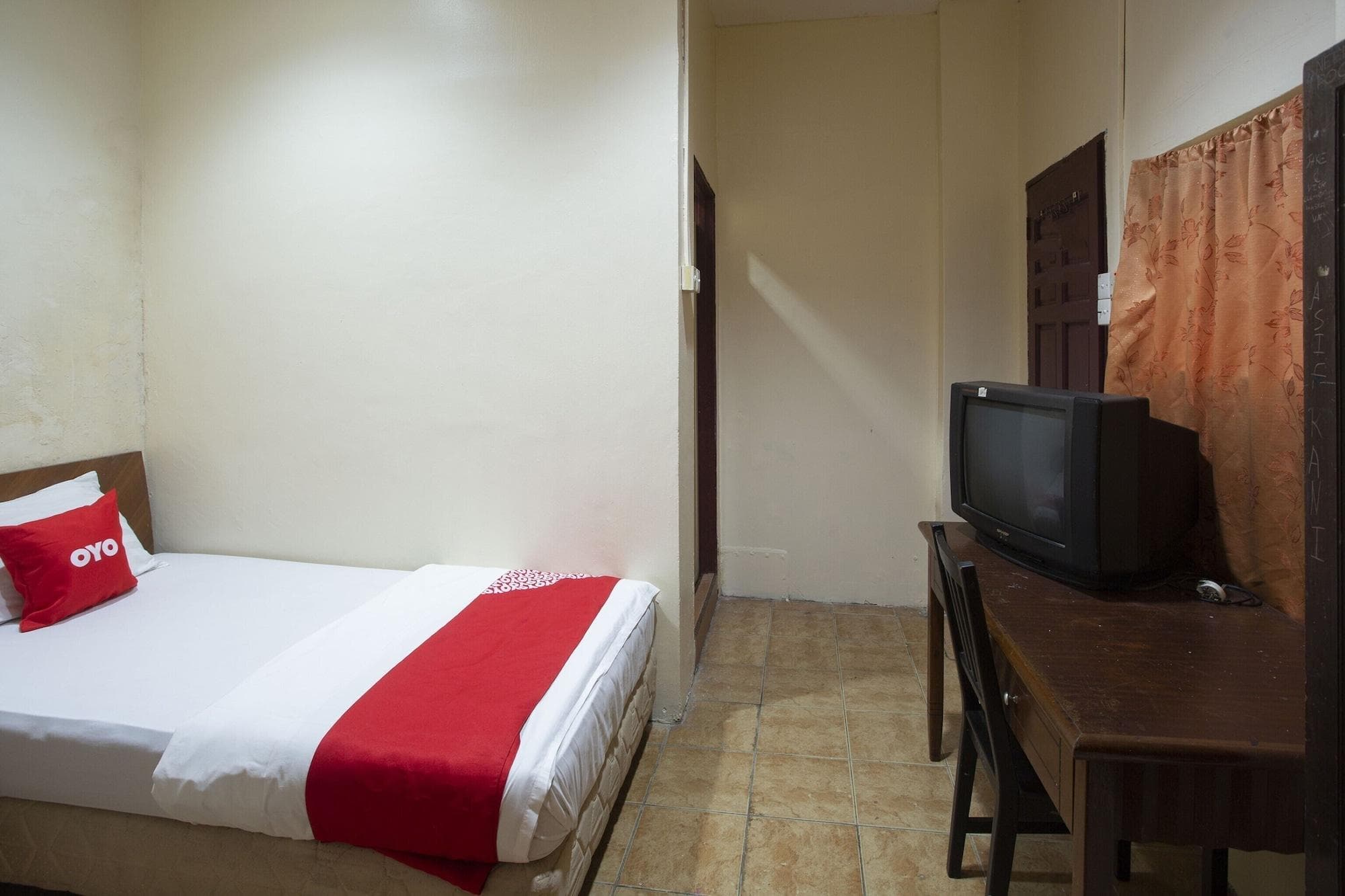 SPOT ON 90137 Casavilla Hotel Pudu, Room