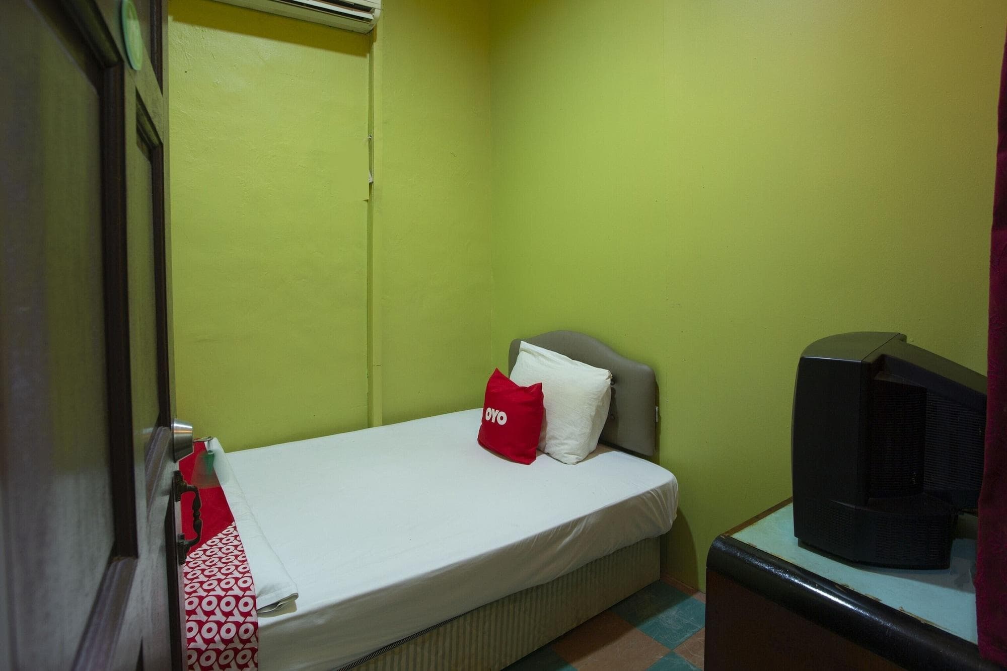 SPOT ON 90137 Casavilla Hotel Pudu, Room