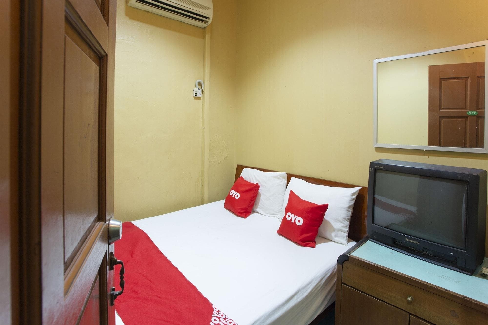 SPOT ON 90137 Casavilla Hotel Pudu, Room